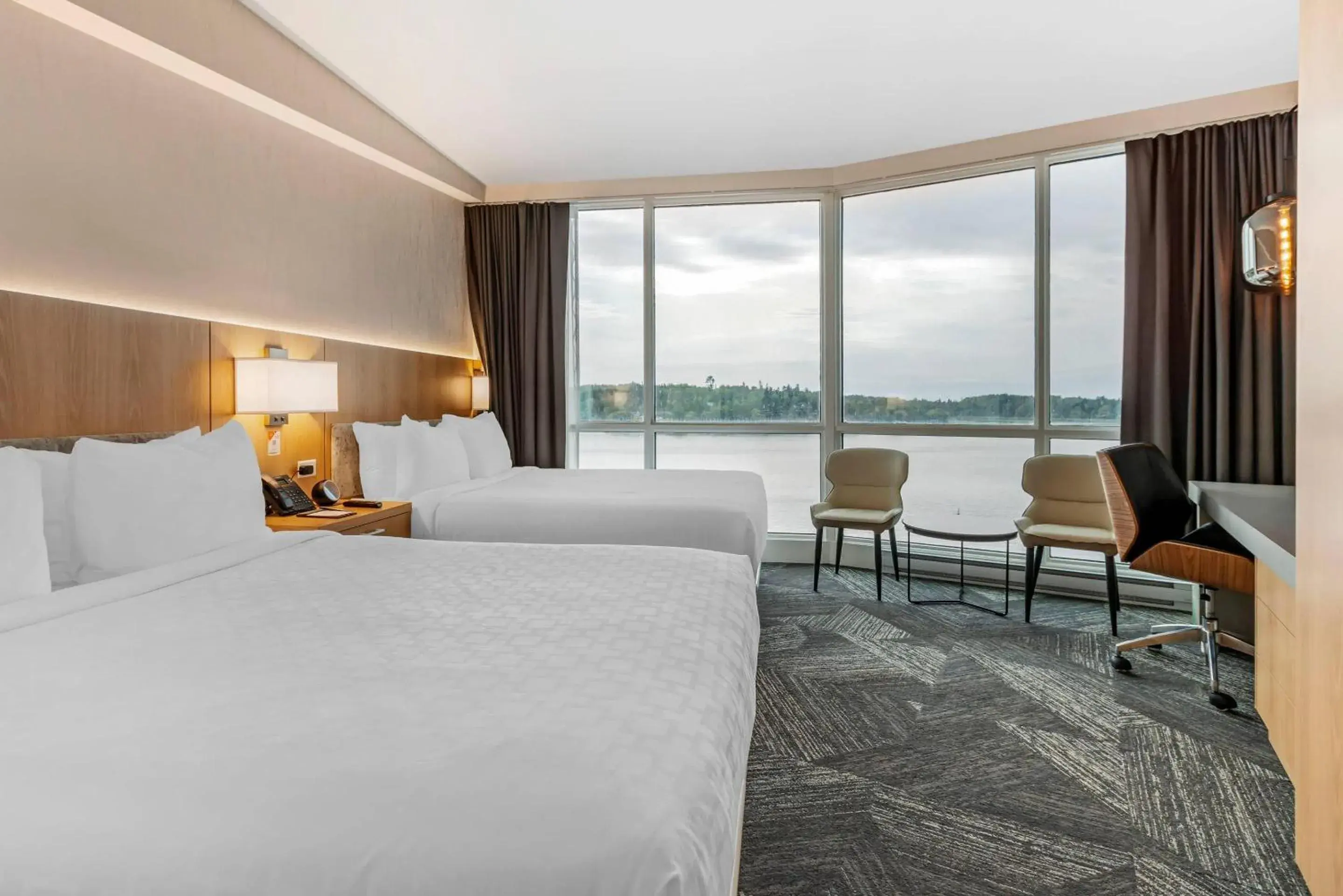 Bedroom, Bed in Clarion Lakeside Inn & Conference Centre Bedroom, Bed in Clarion Lakeside Inn & Conference Centre