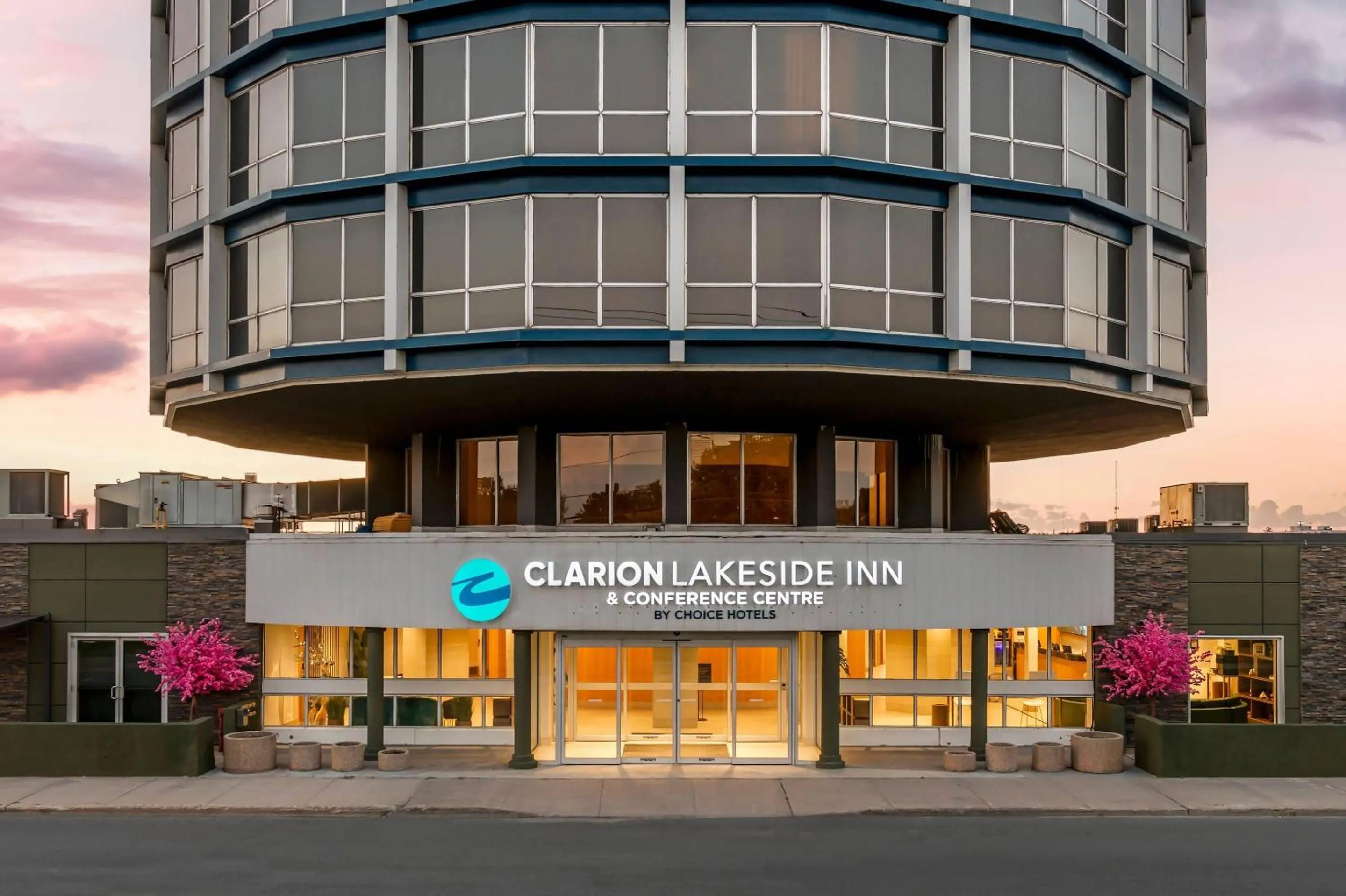 Property building in Clarion Lakeside Inn & Conference Centre