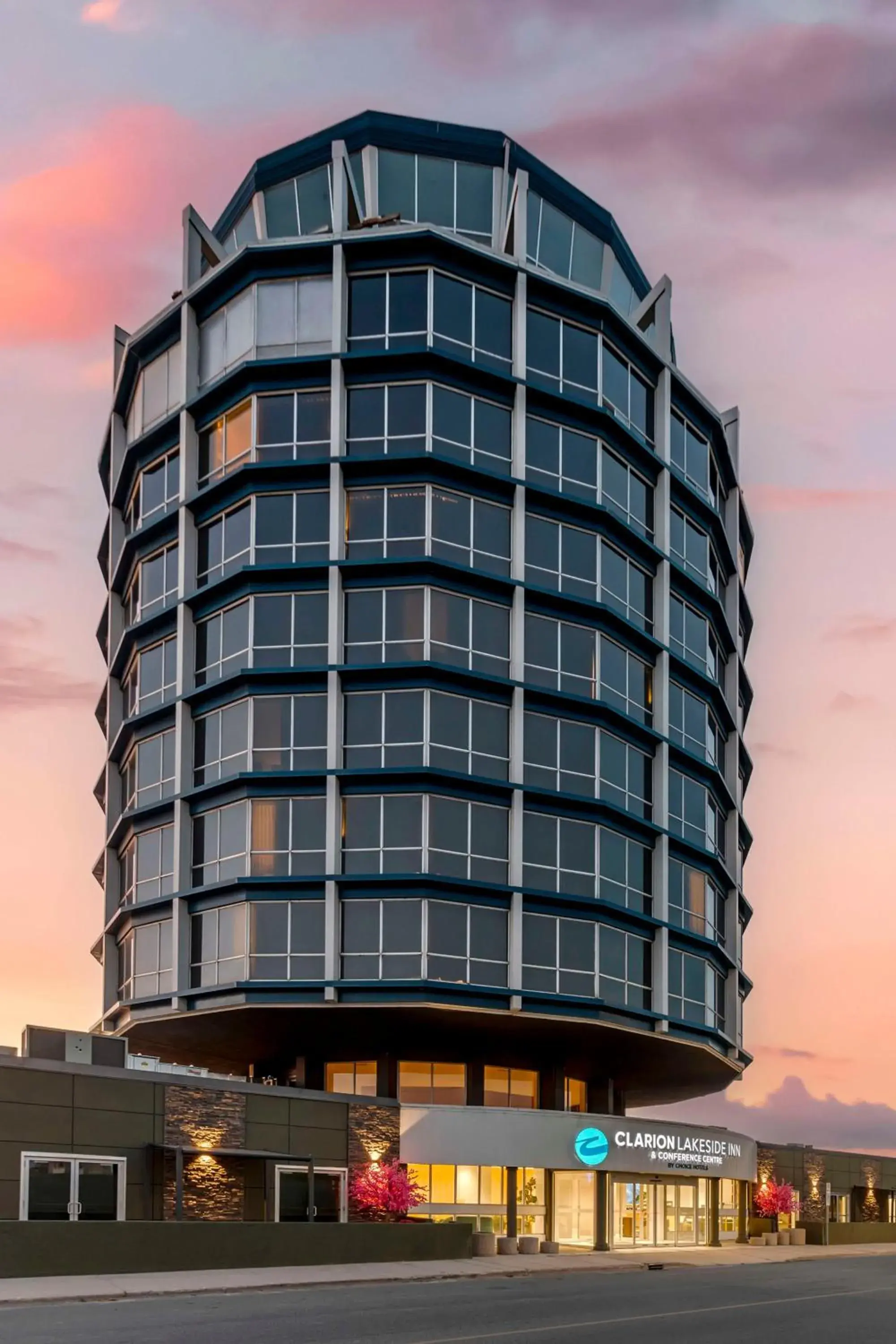 Property building in Clarion Lakeside Inn & Conference Centre Property building in Clarion Lakeside Inn & Conference Centre