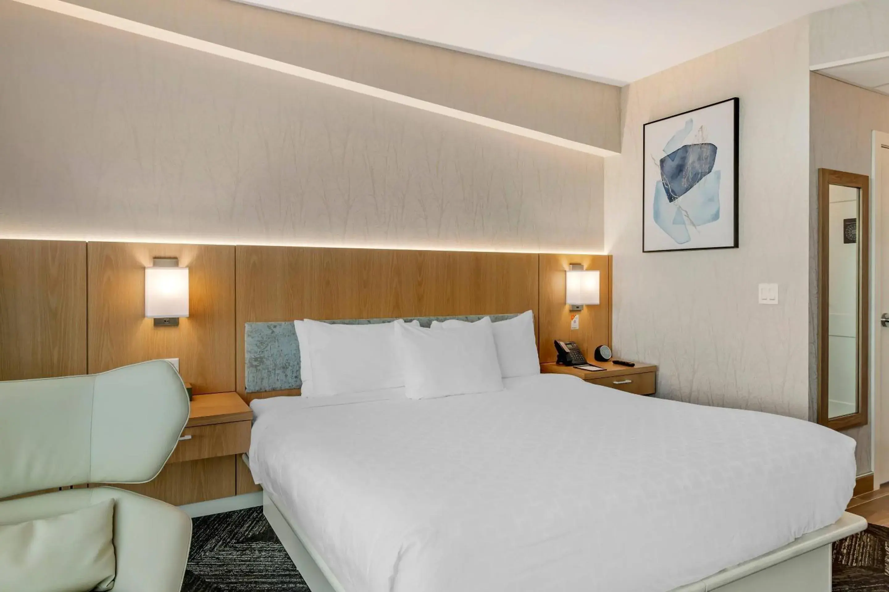 Bedroom, Bed in Clarion Lakeside Inn & Conference Centre Bedroom, Bed in Clarion Lakeside Inn & Conference Centre