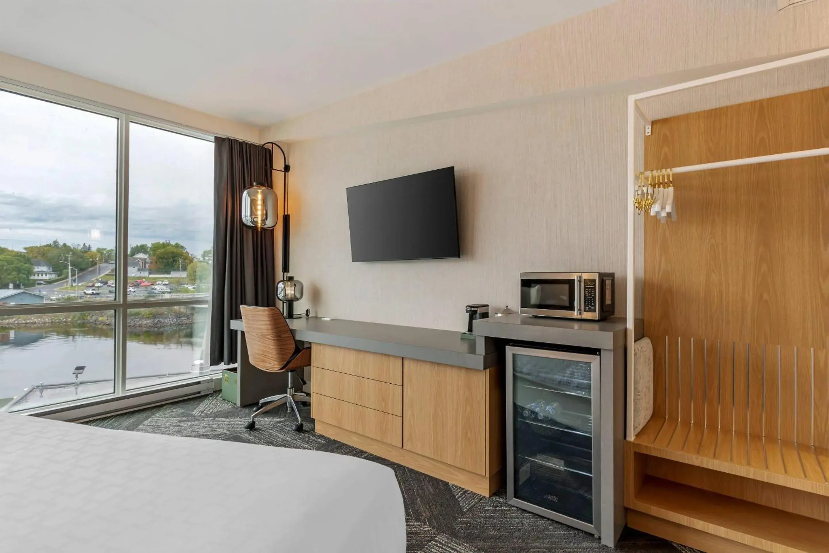 Bedroom, Bed in Clarion Lakeside Inn & Conference Centre Bedroom, Bed in Clarion Lakeside Inn & Conference Centre