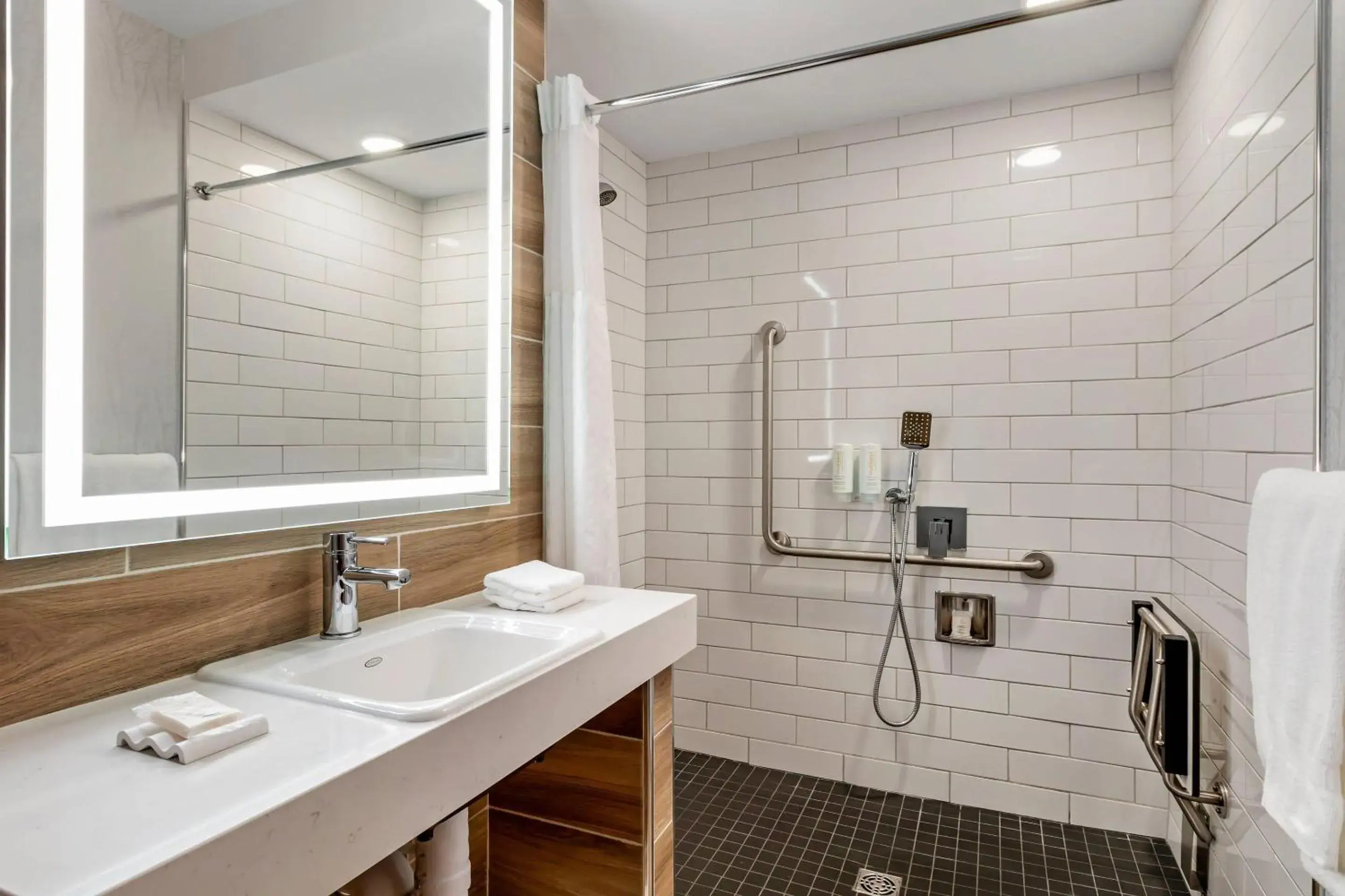 Bedroom in Clarion Lakeside Inn & Conference Centre Bedroom in Clarion Lakeside Inn & Conference Centre