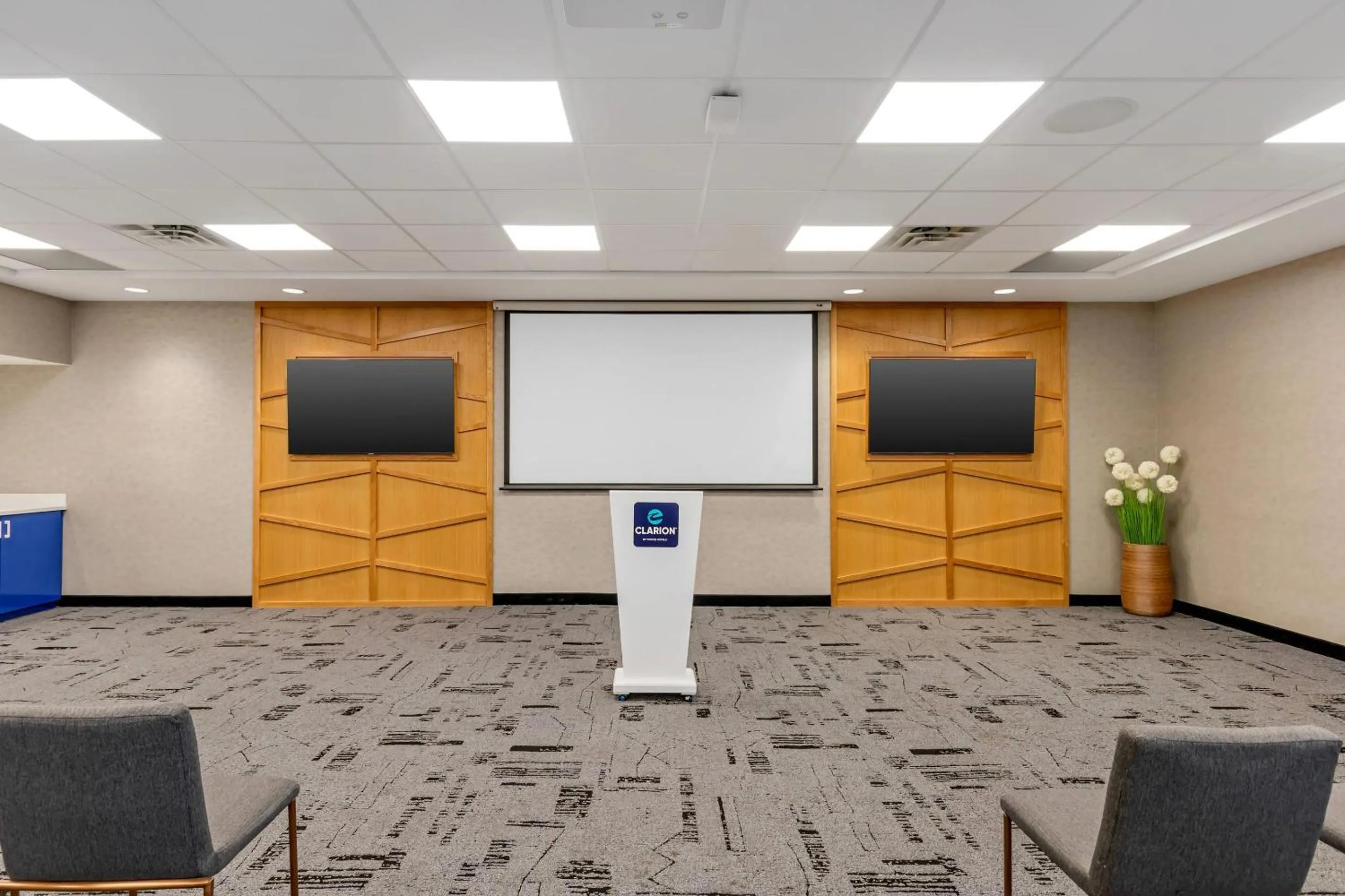 Meeting/conference room in Clarion Lakeside Inn & Conference Centre