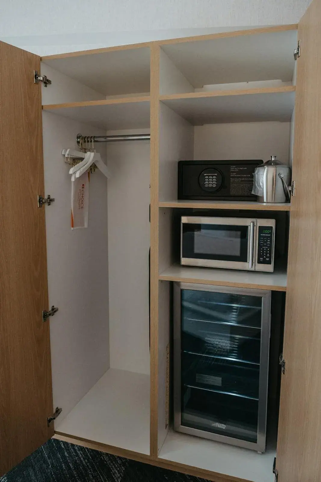 King Room with City View - Non-Smoking in Clarion Lakeside Inn & Conference Centre King Room with City View - Non-Smoking in Clarion Lakeside Inn & Conference Centre