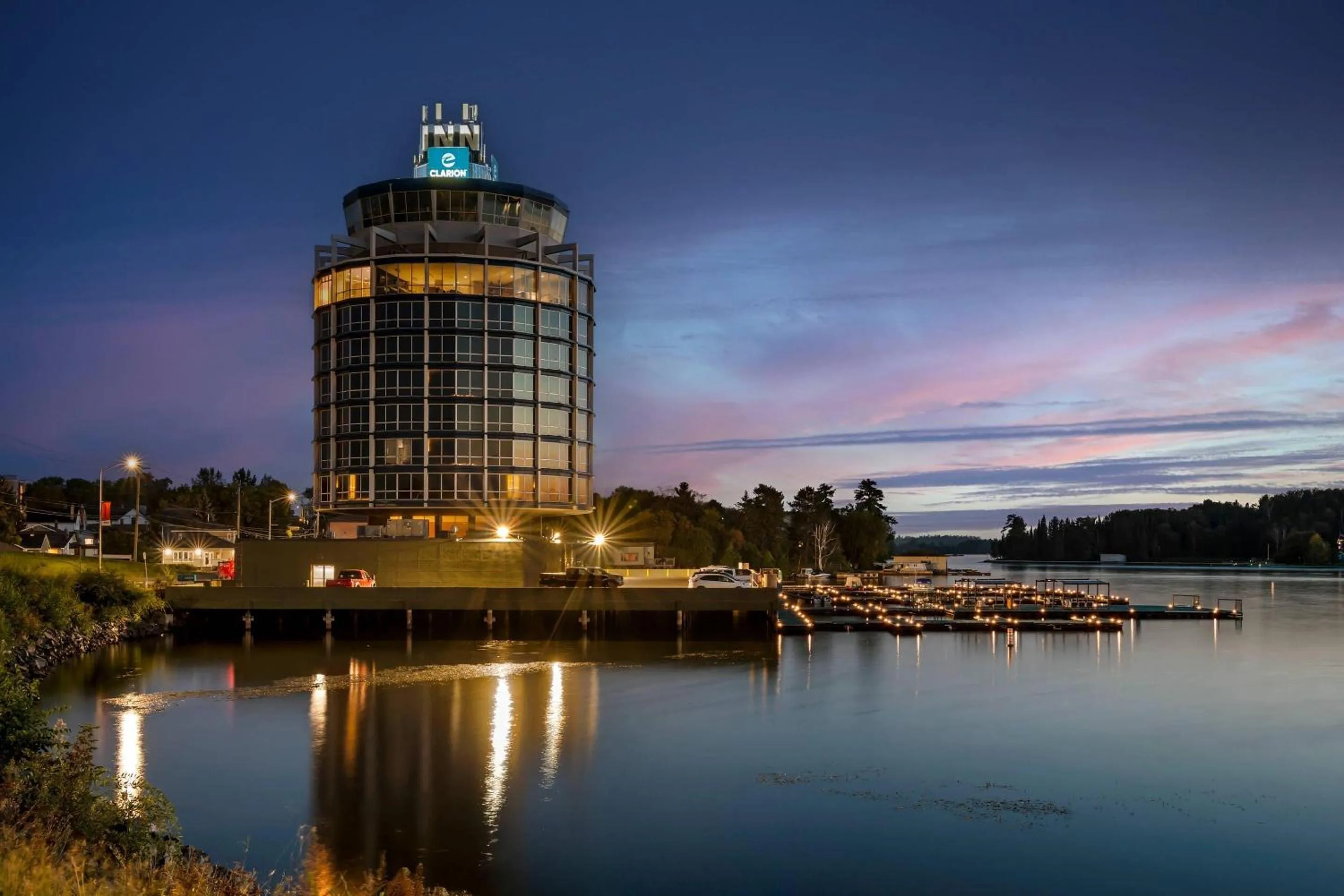 Property building in Clarion Lakeside Inn & Conference Centre