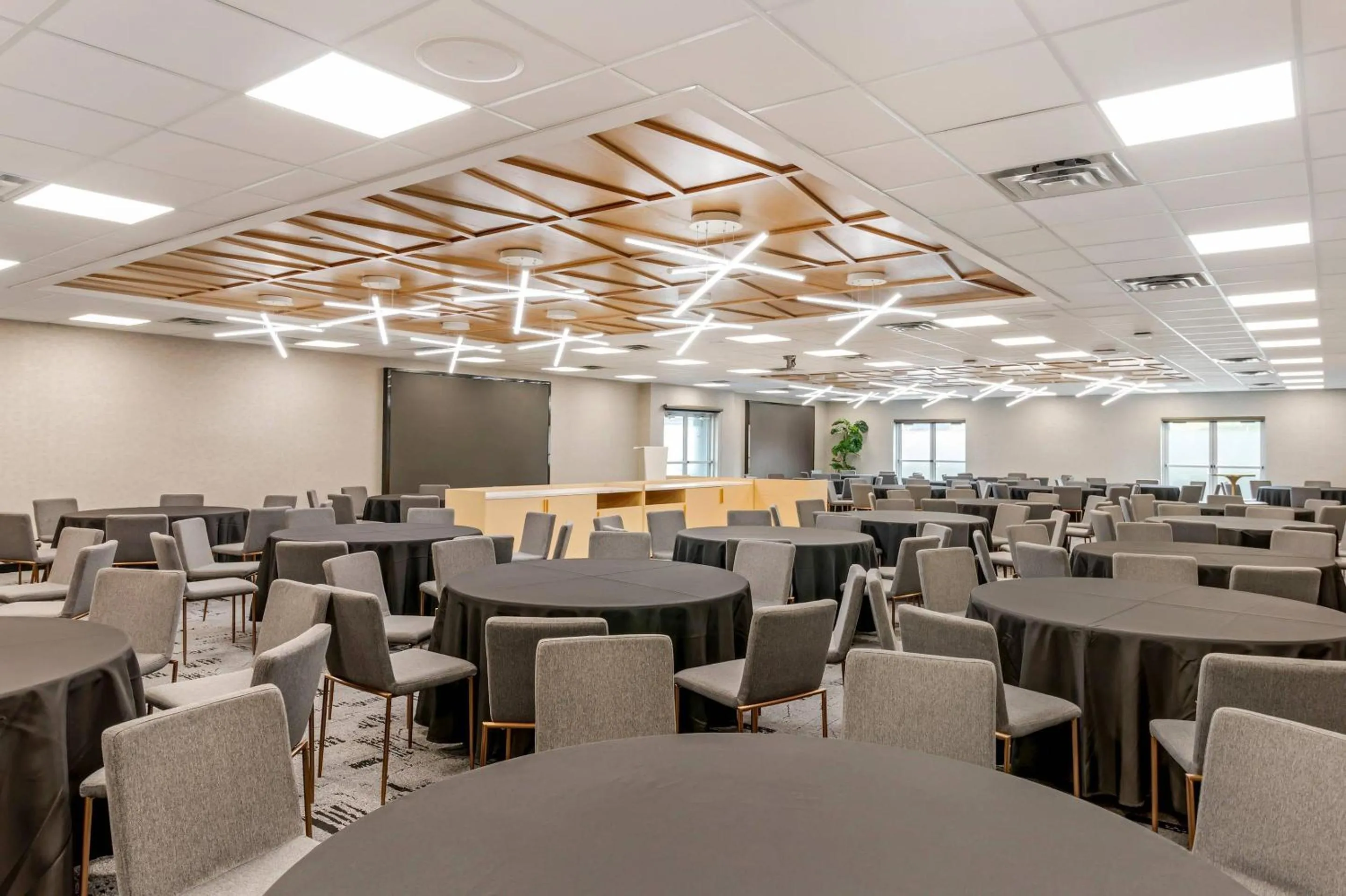 Meeting/conference room in Clarion Lakeside Inn & Conference Centre