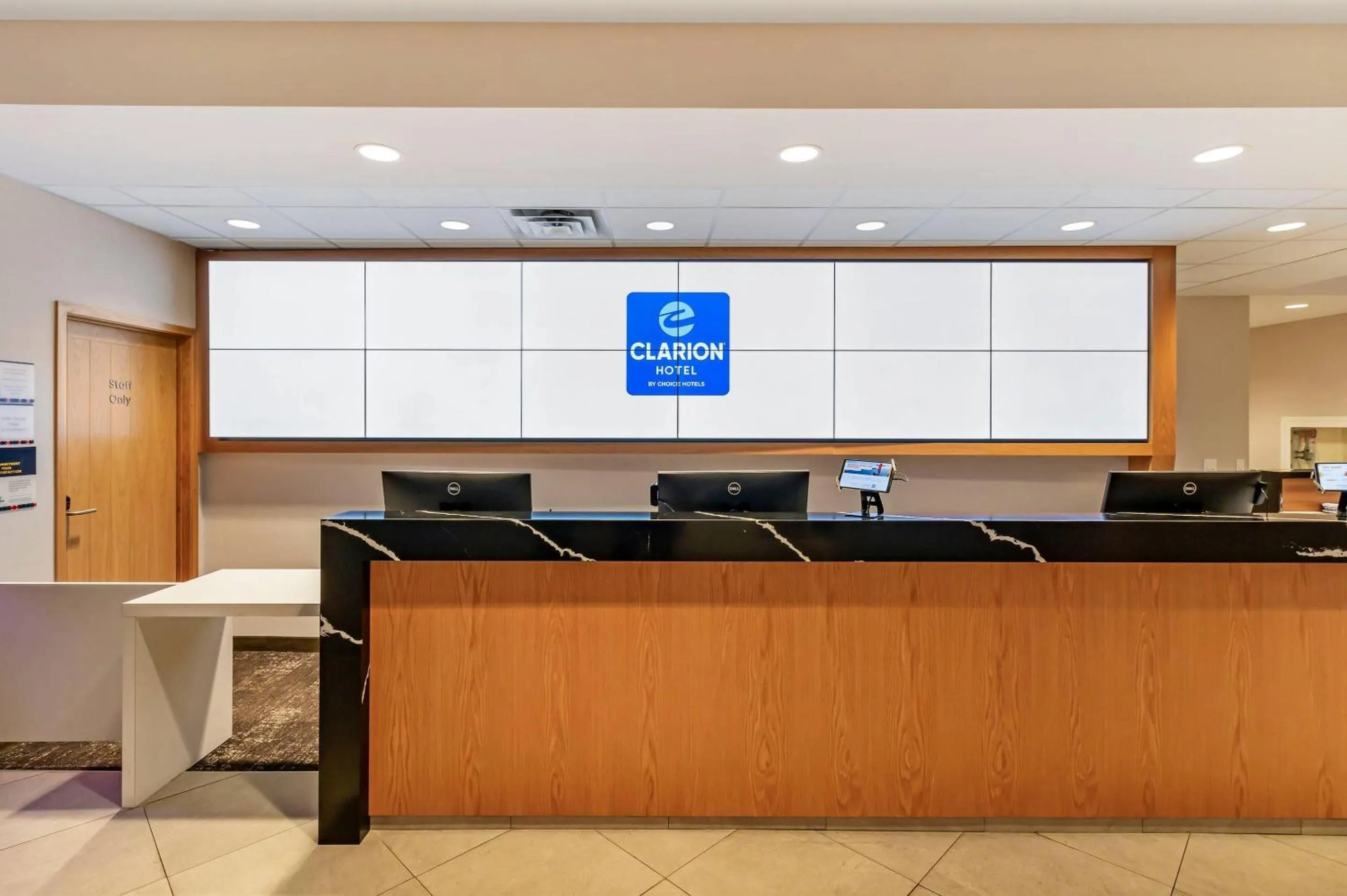 Lobby or reception in Clarion Lakeside Inn & Conference Centre