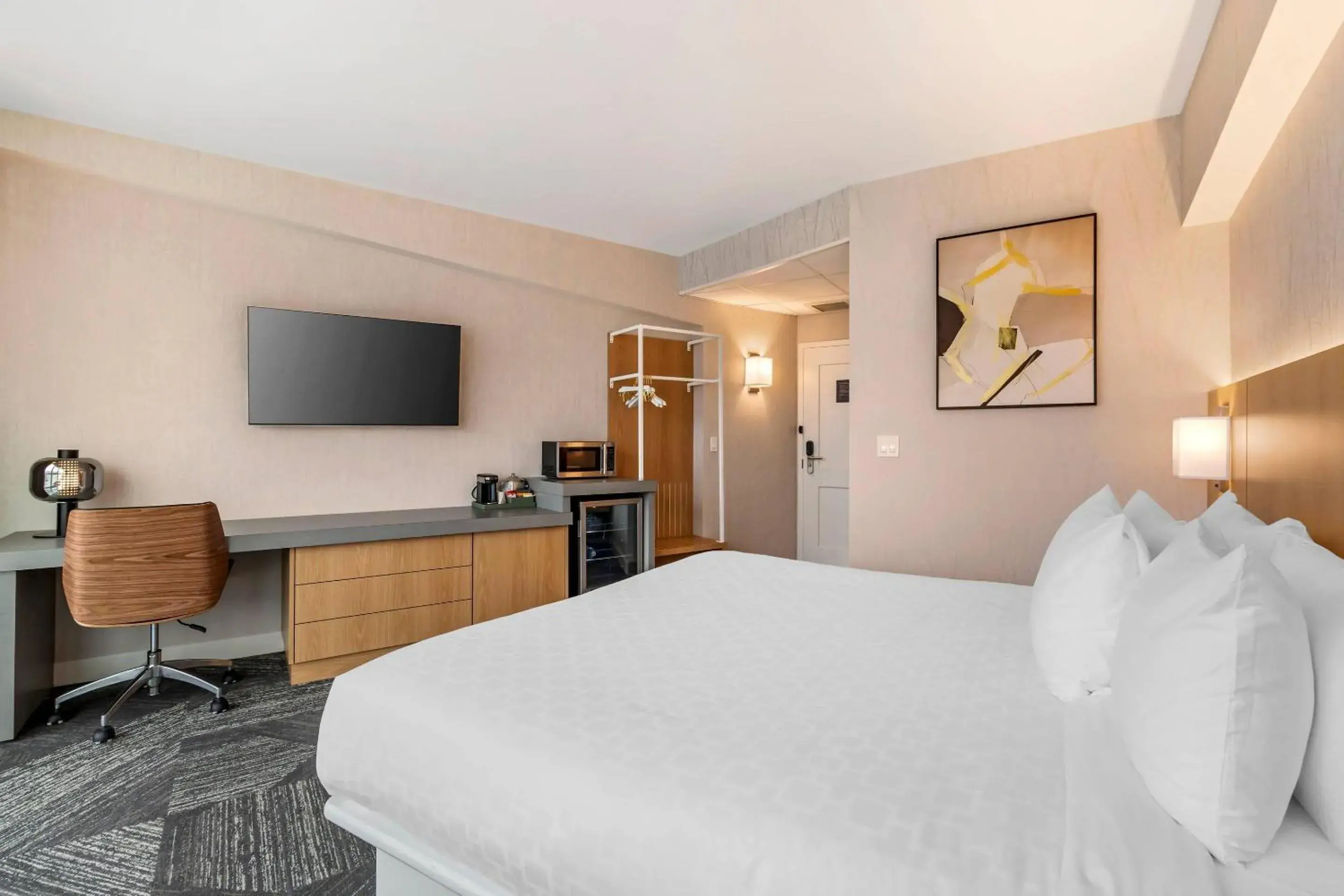 Bedroom, Bed in Clarion Lakeside Inn & Conference Centre Bedroom, Bed in Clarion Lakeside Inn & Conference Centre