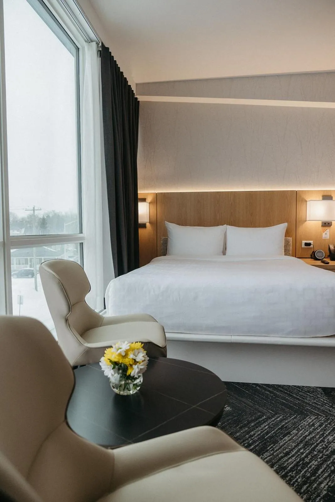 Bed in Clarion Lakeside Inn & Conference Centre