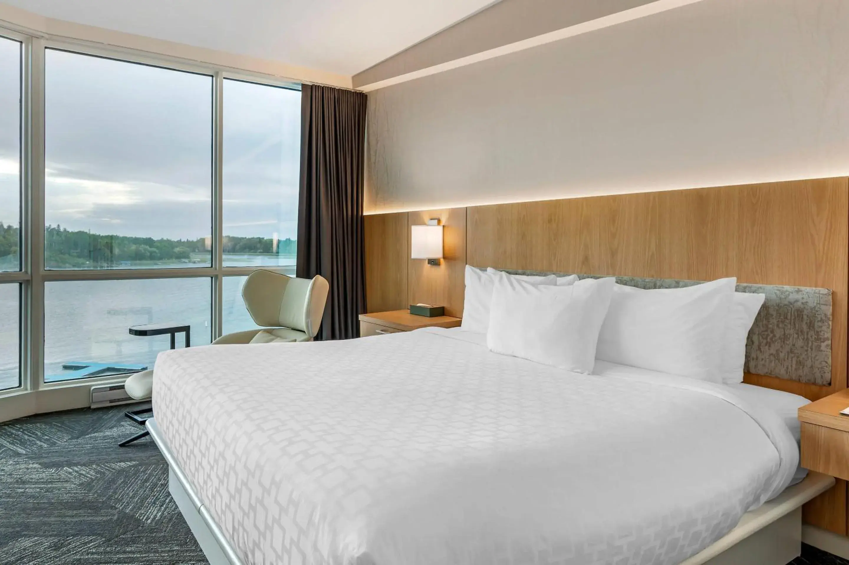 Bedroom, Bed in Clarion Lakeside Inn & Conference Centre Bedroom, Bed in Clarion Lakeside Inn & Conference Centre