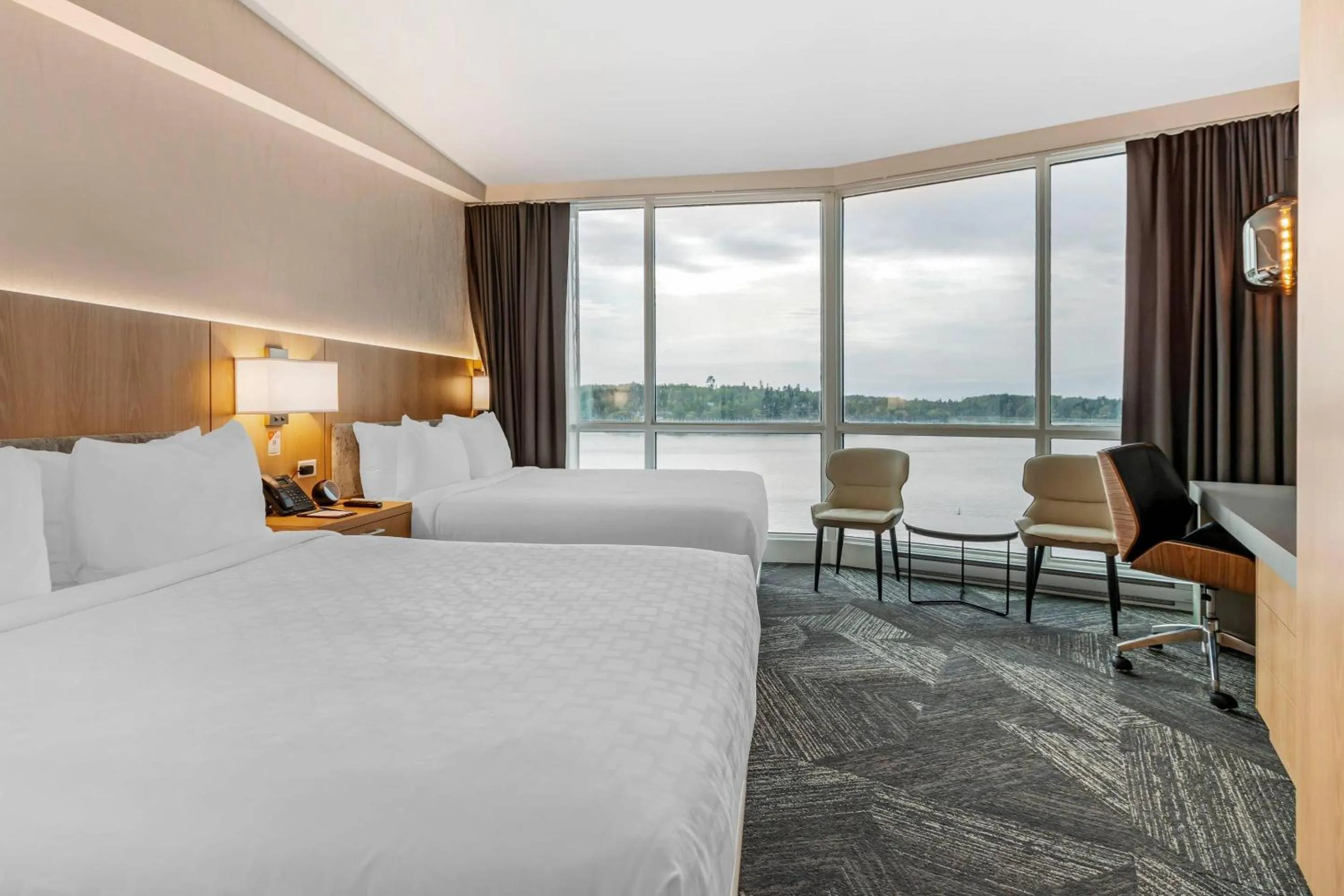 Bedroom, Bed in Clarion Lakeside Inn & Conference Centre