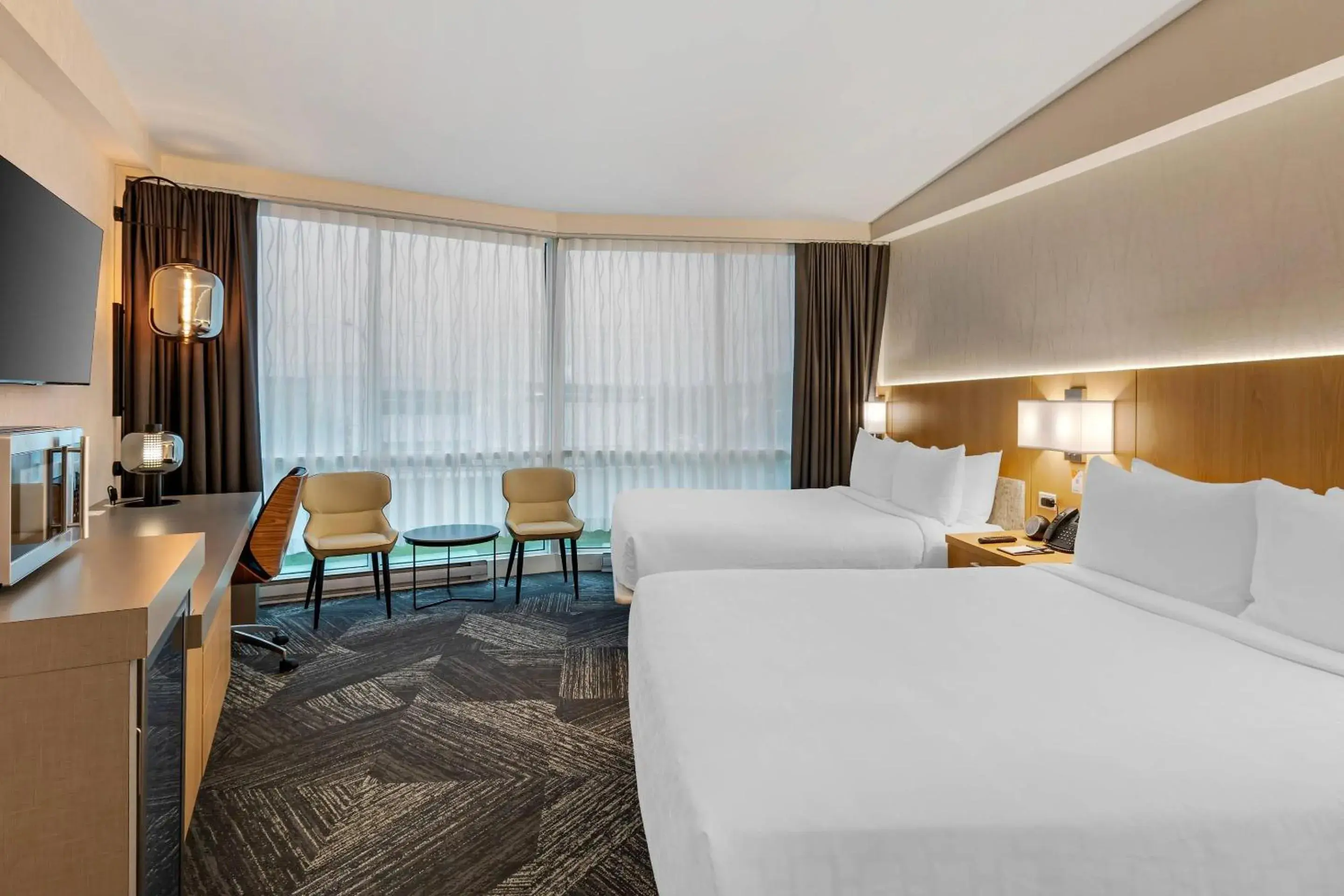 Bedroom, Bed in Clarion Lakeside Inn & Conference Centre Bedroom, Bed in Clarion Lakeside Inn & Conference Centre