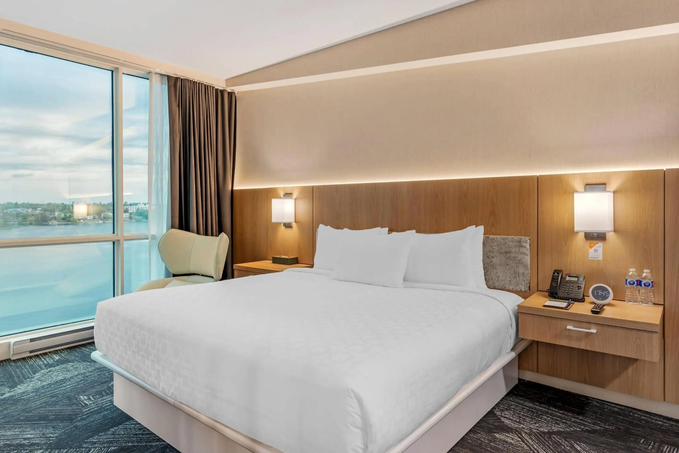 Bedroom, Bed in Clarion Lakeside Inn & Conference Centre