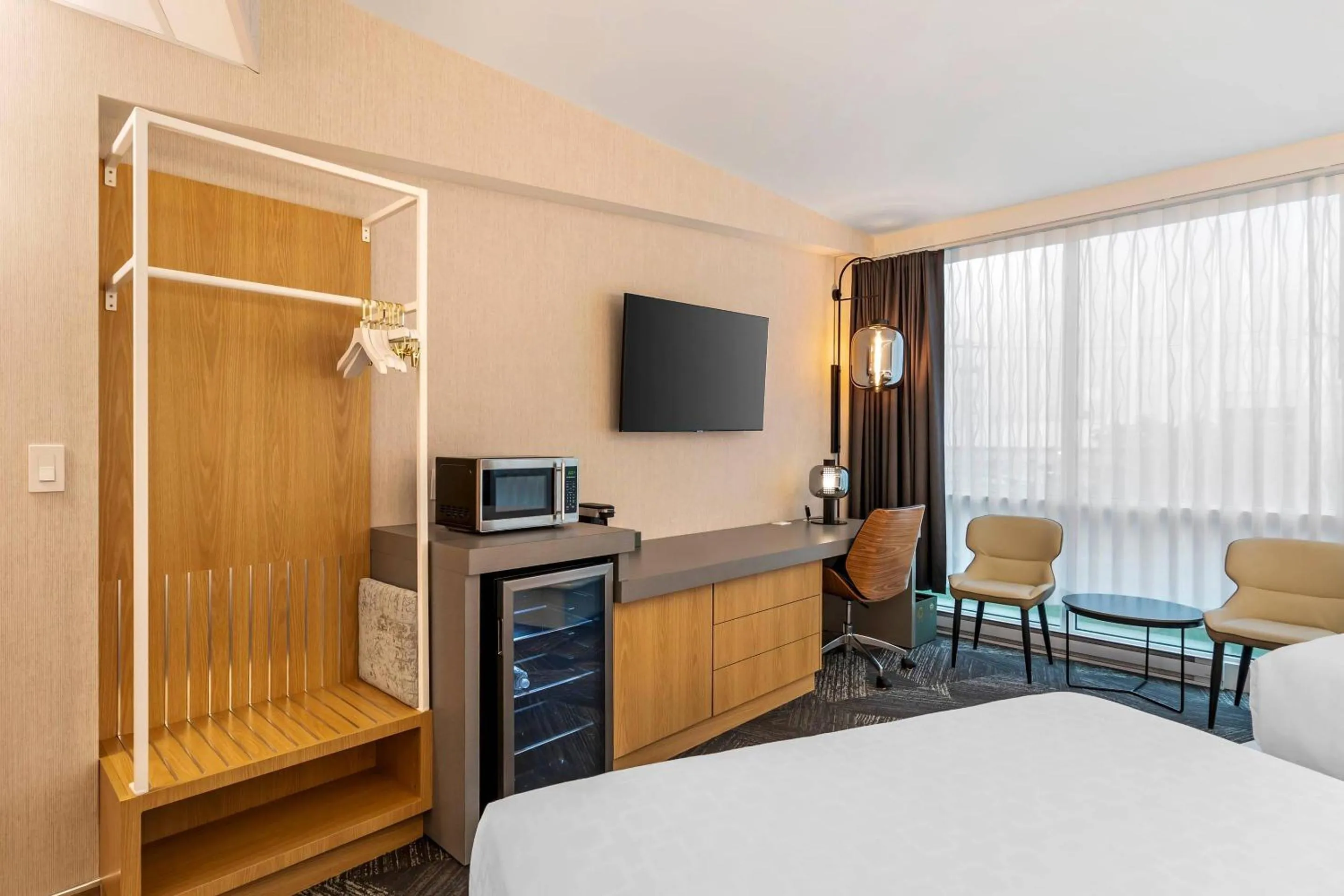 Bedroom, Bed in Clarion Lakeside Inn & Conference Centre