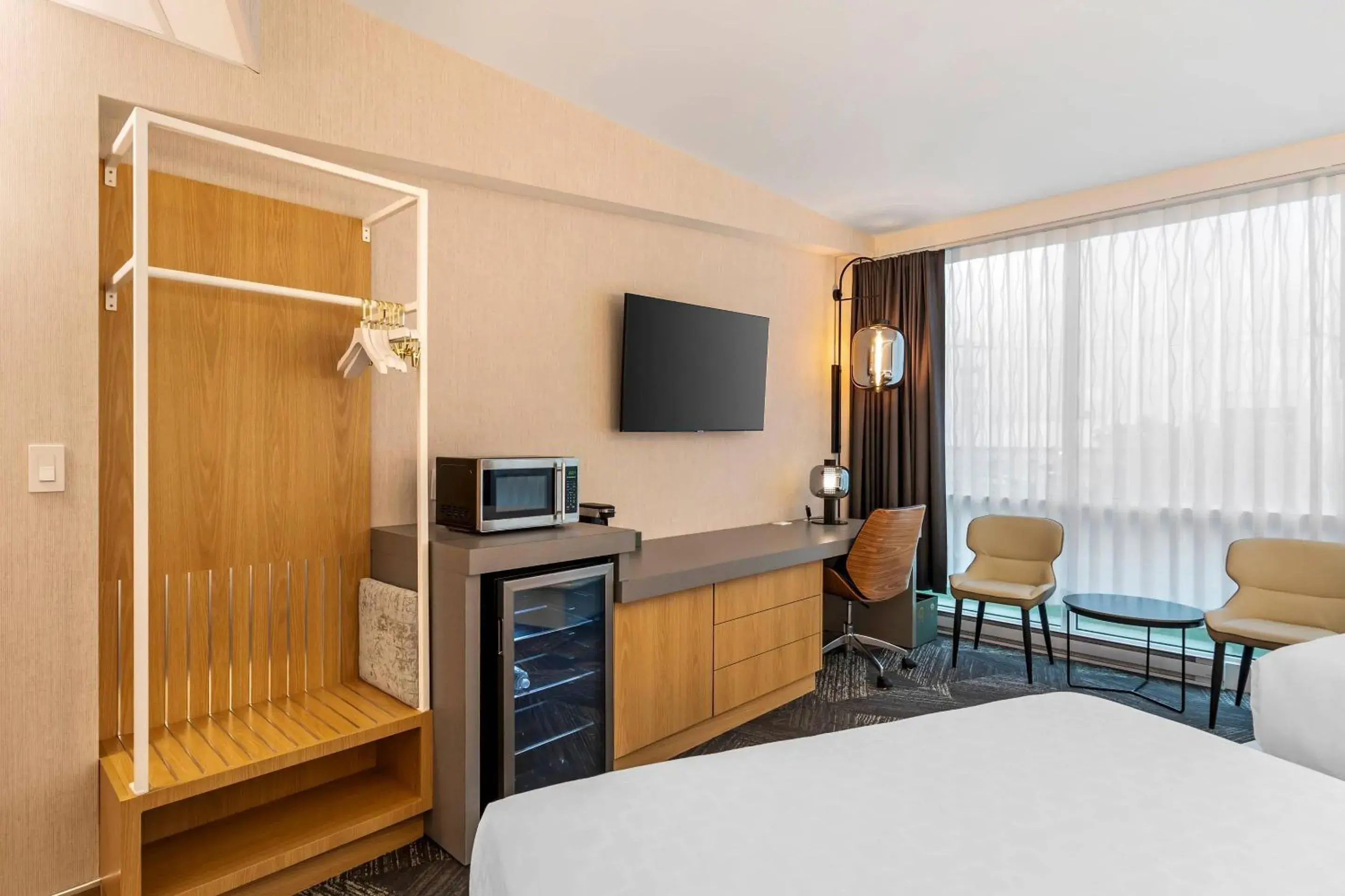 Bedroom, Bed in Clarion Lakeside Inn & Conference Centre Bedroom, Bed in Clarion Lakeside Inn & Conference Centre