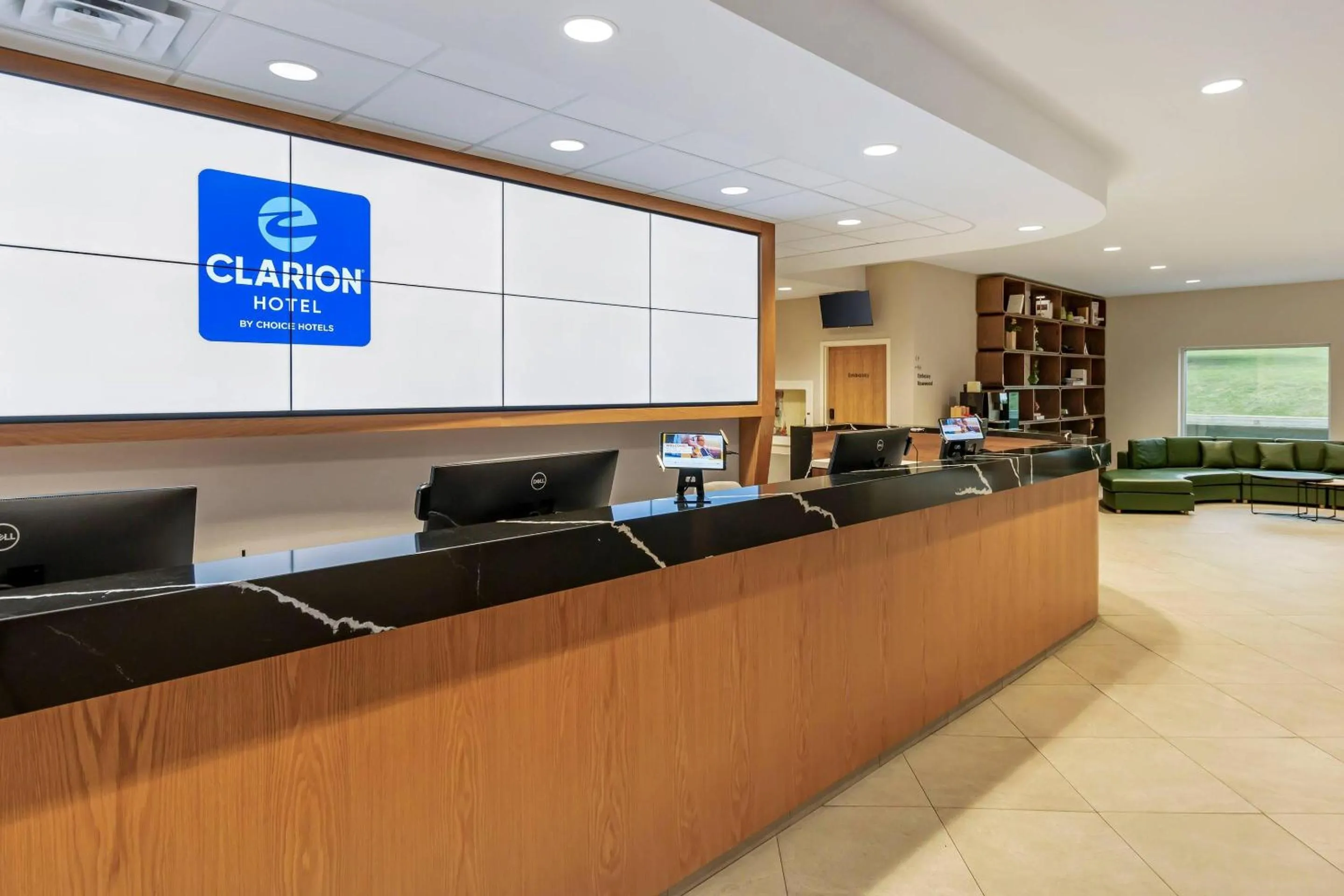 Lobby or reception in Clarion Lakeside Inn & Conference Centre