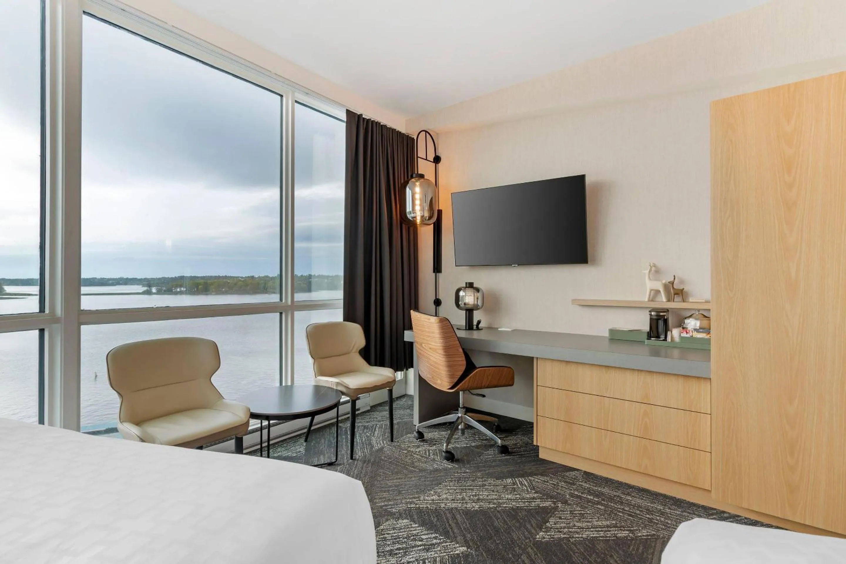 Bedroom, Bed in Clarion Lakeside Inn & Conference Centre