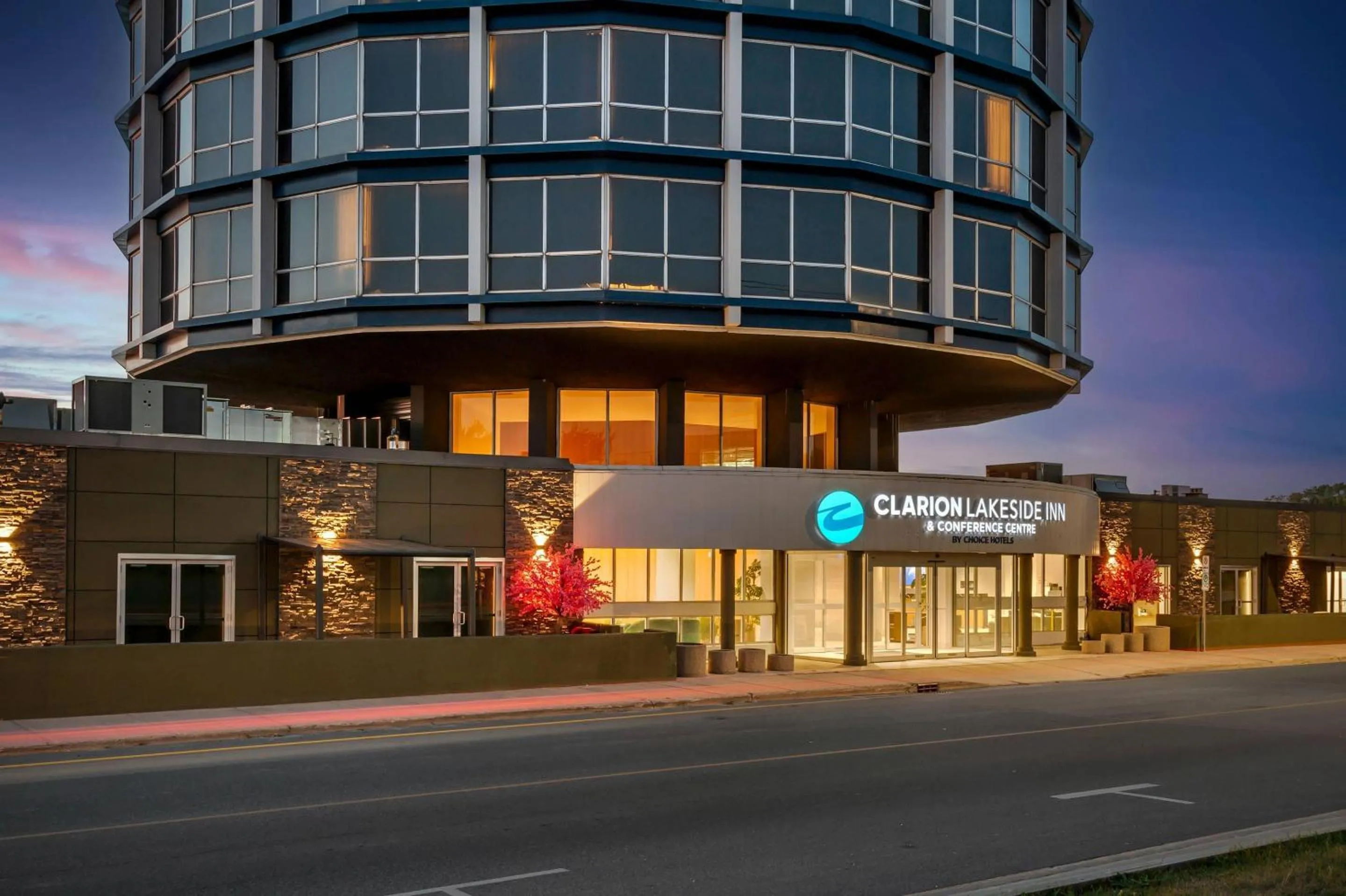 Property building in Clarion Lakeside Inn & Conference Centre