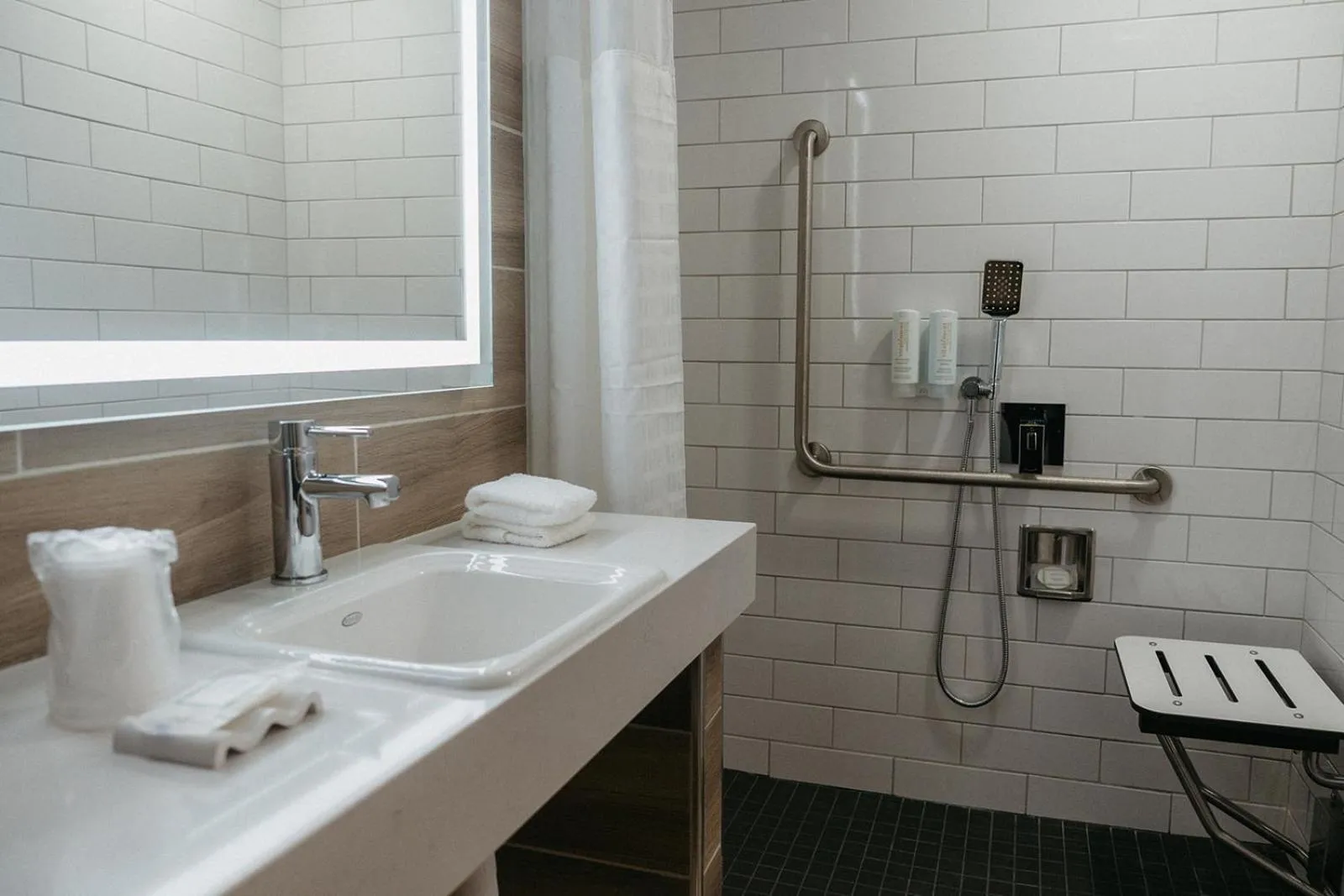 Shower in Clarion Lakeside Inn & Conference Centre