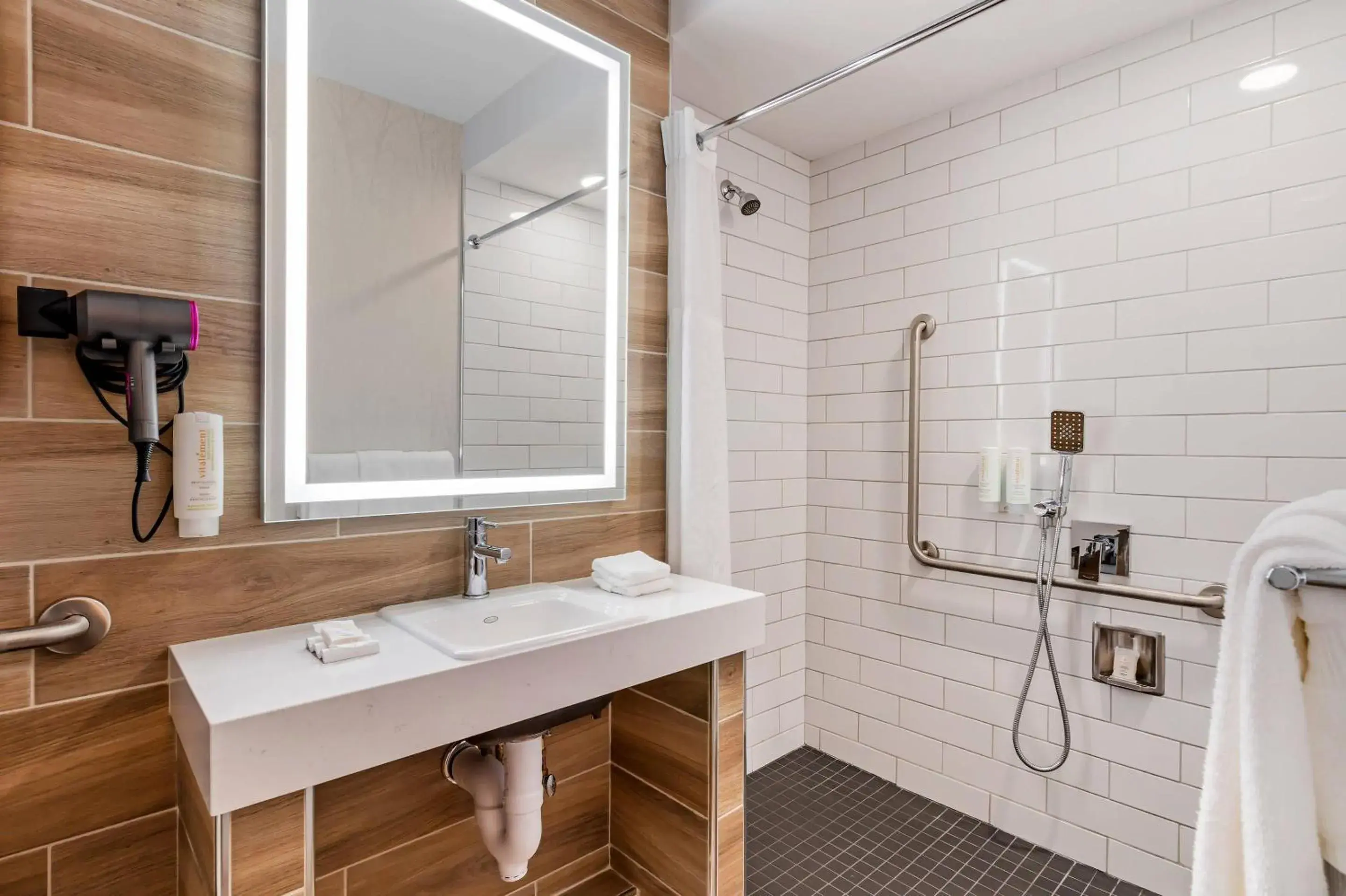 Bedroom in Clarion Lakeside Inn & Conference Centre Bedroom in Clarion Lakeside Inn & Conference Centre