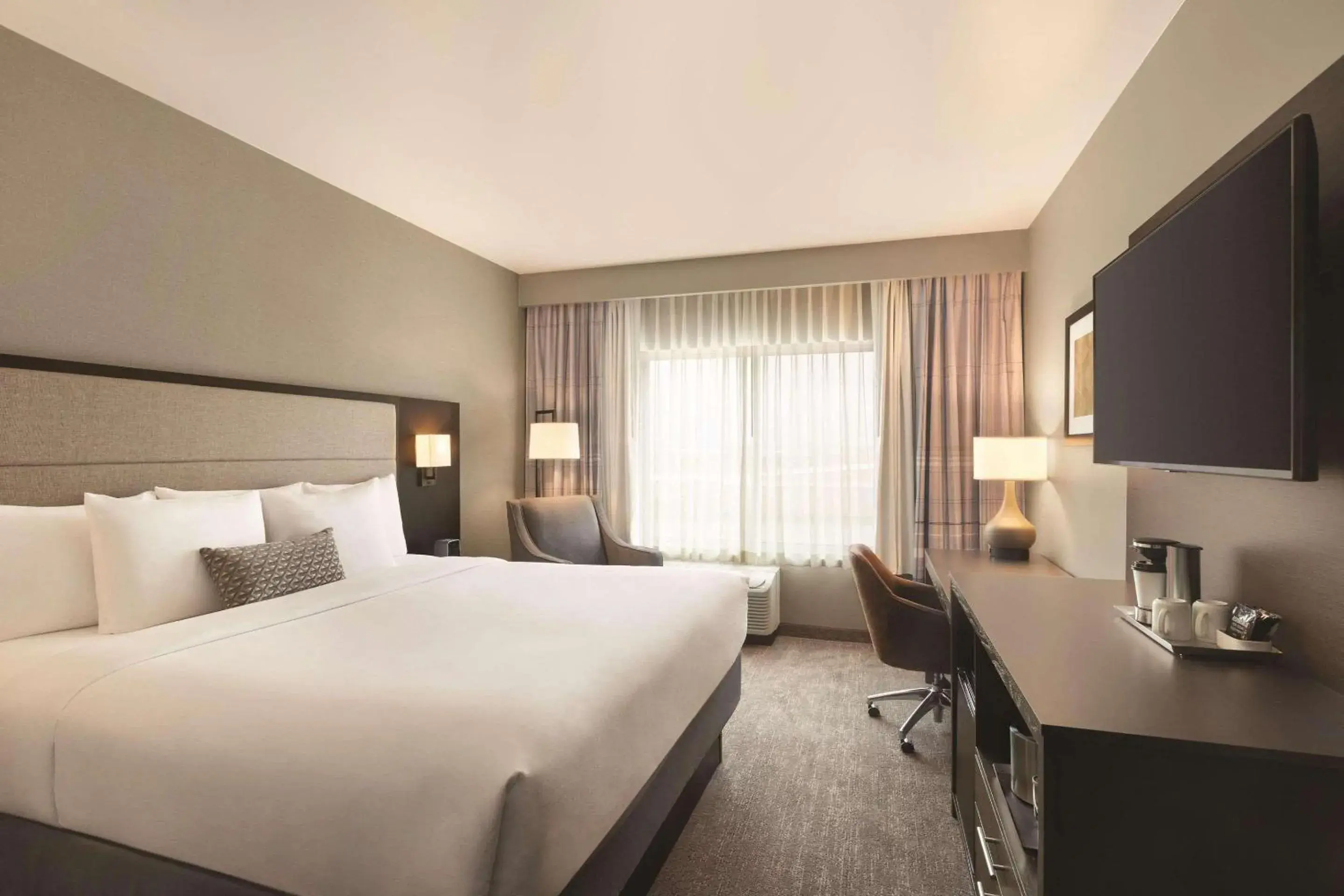 Bedroom, Bed in Radisson Hotel Oklahoma City Airport Bedroom, Bed in Radisson Hotel Oklahoma City Airport