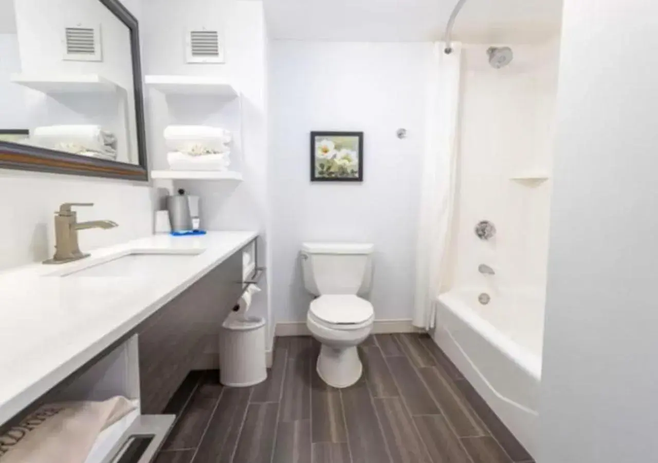 Standard King Room in Holiday Inn Express - Newark Airport - Elizabeth by IHG Standard King Room in Holiday Inn Express - Newark Airport - Elizabeth by IHG