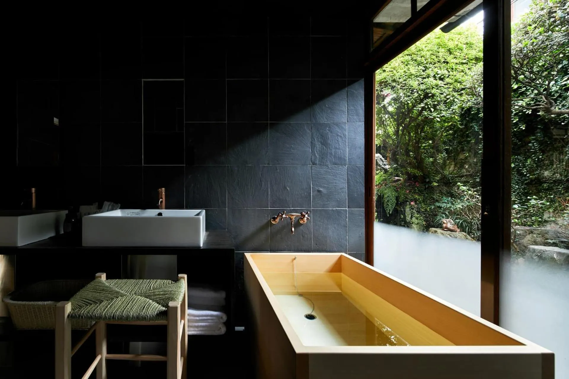 Bathroom in Umeyu no yado by YADORU KYOTO HANARE