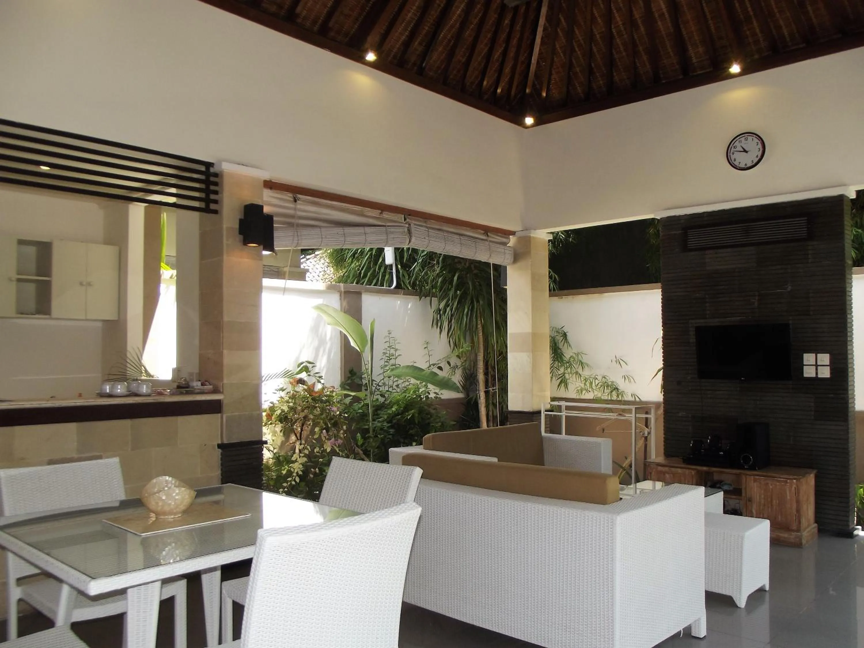 Communal lounge/ TV room in The Lakshmi Villas by The Beach House