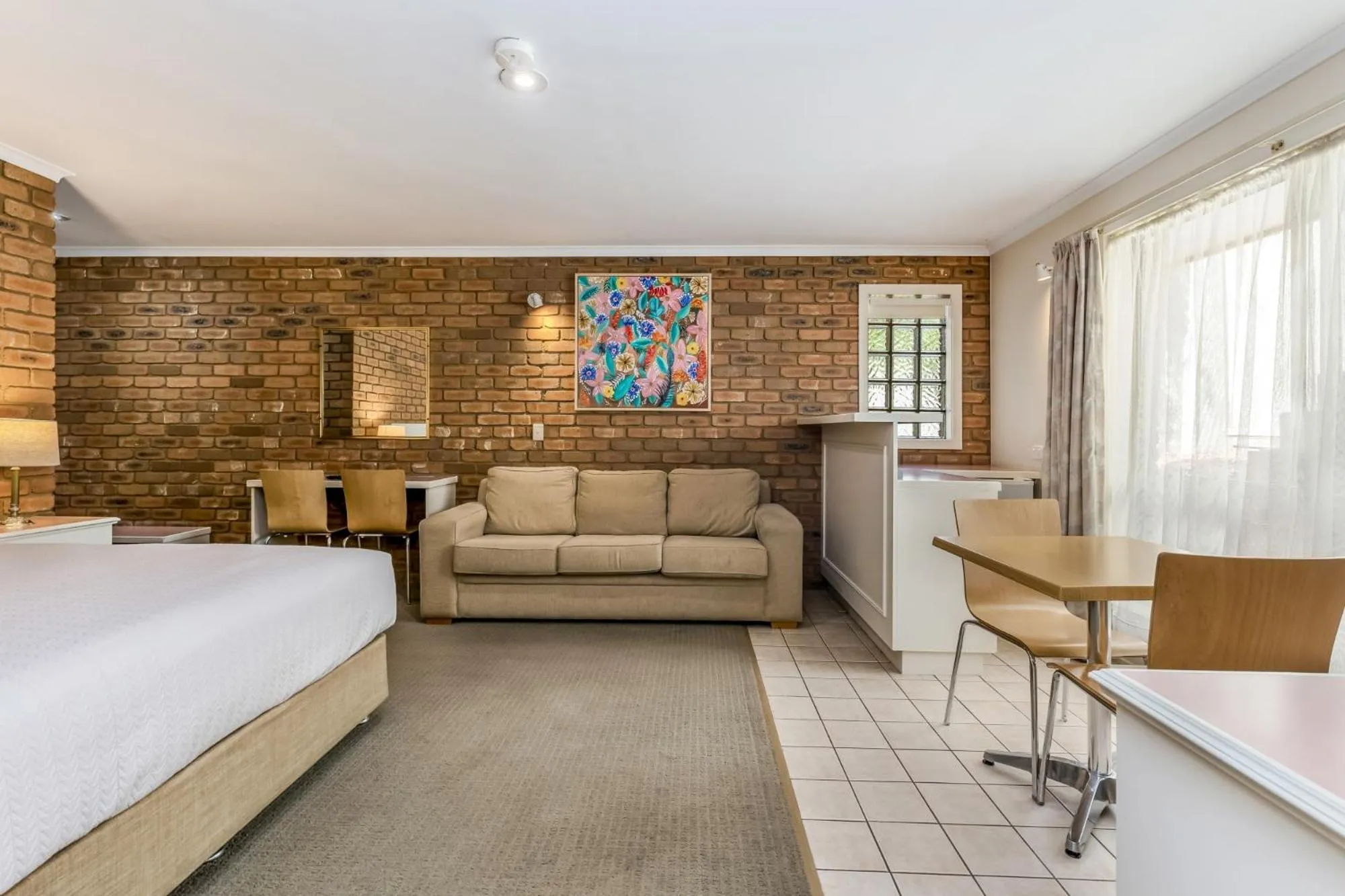 Bed in Golden Square Motor Inn