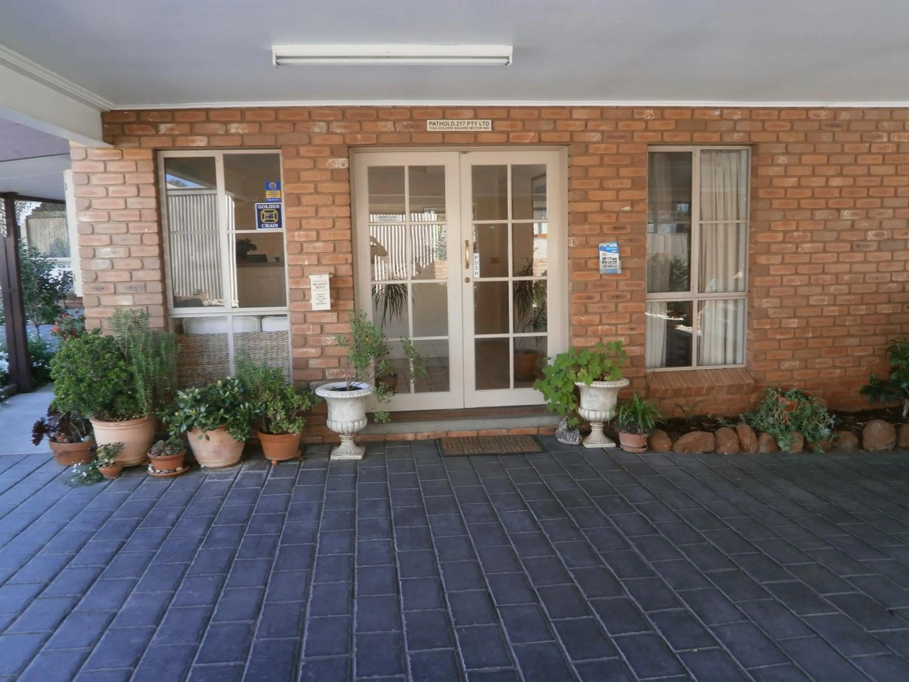 Golden Square Motor Inn