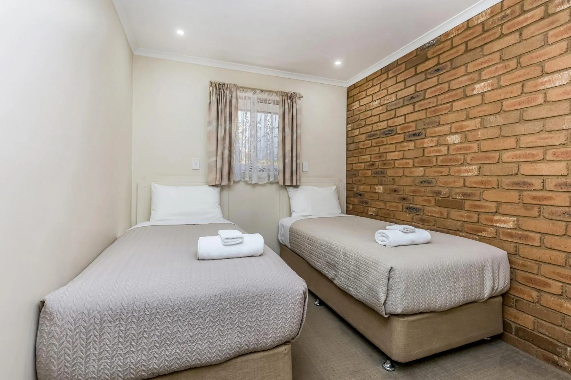 Bed in Golden Square Motor Inn