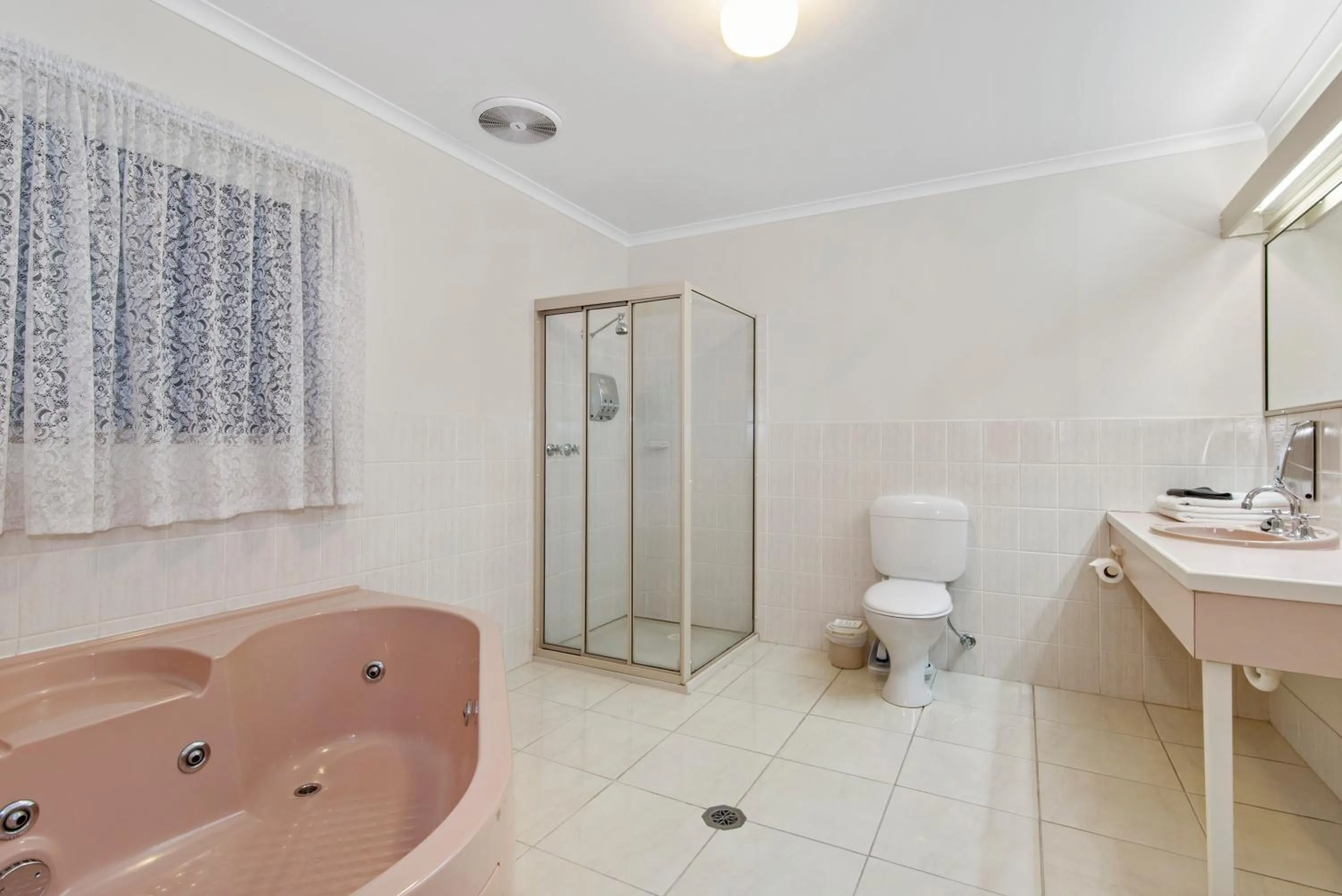 Bathroom in Golden Square Motor Inn