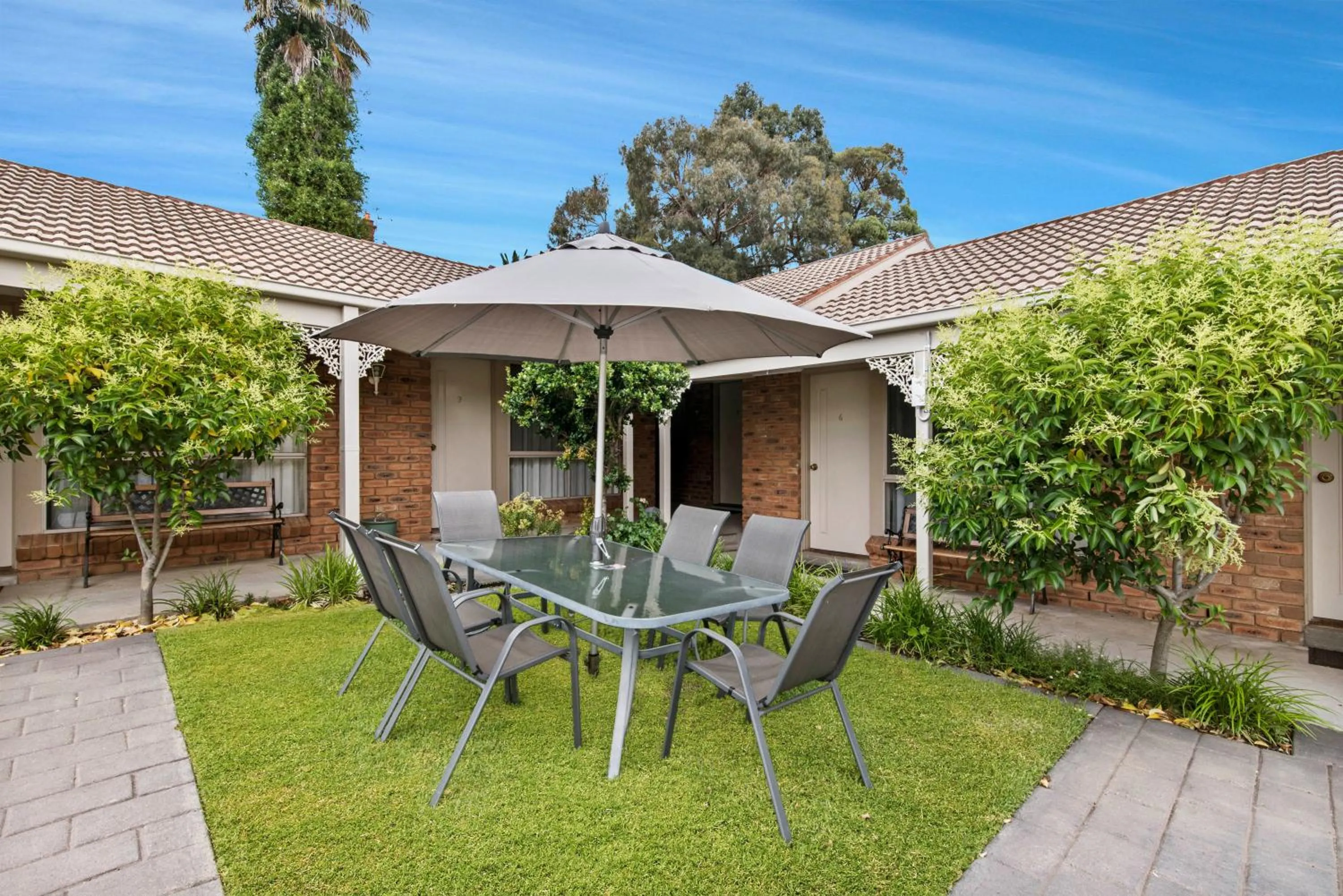 Garden in Golden Square Motor Inn