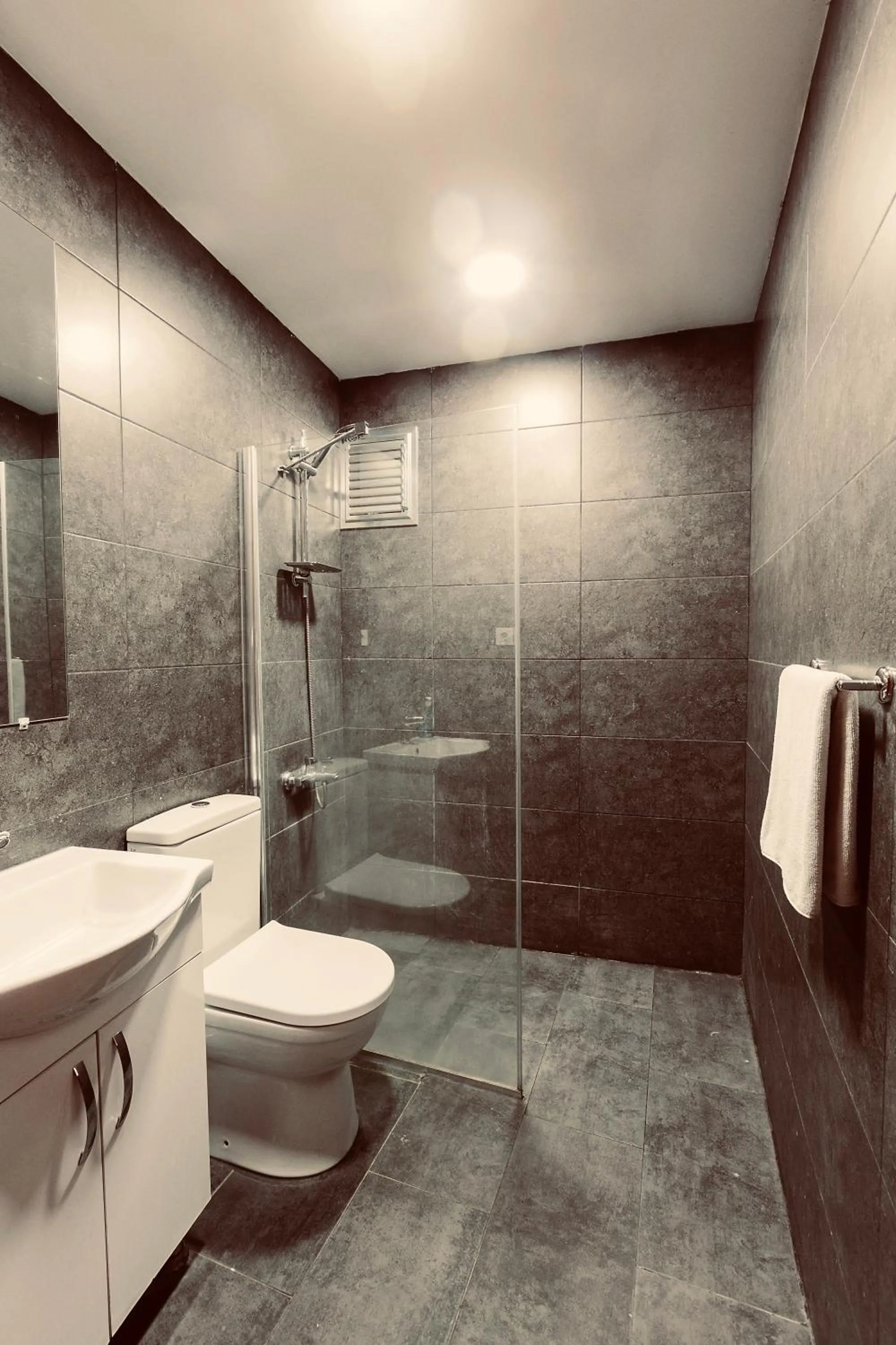 Shower in Cheers Midtown Hostel