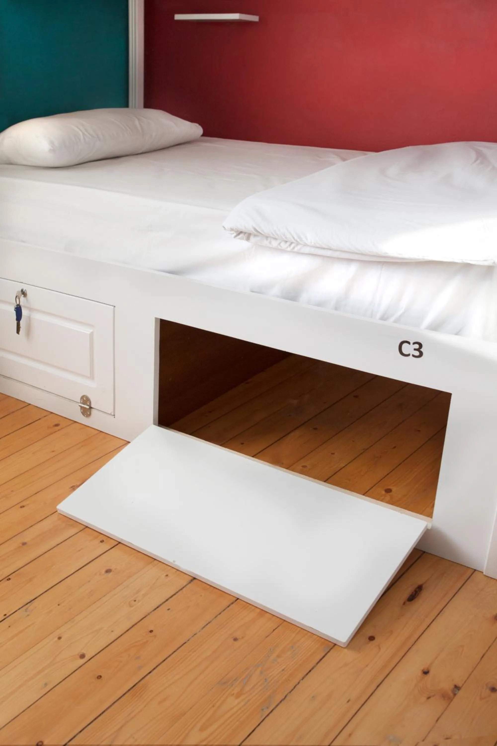 Decorative detail, Bed in Cheers Midtown Hostel