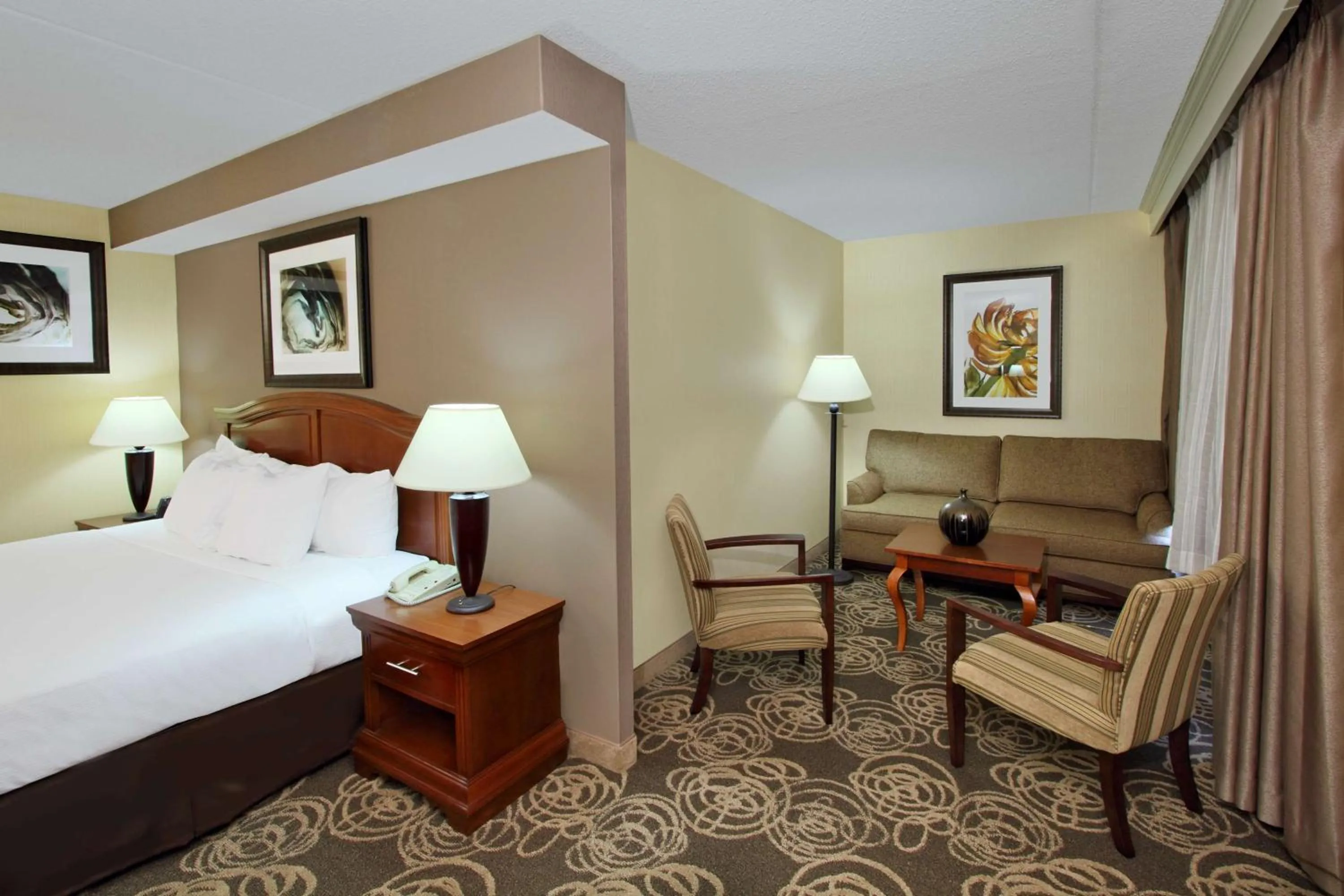 Living room, Bed in DoubleTree by Hilton Mahwah