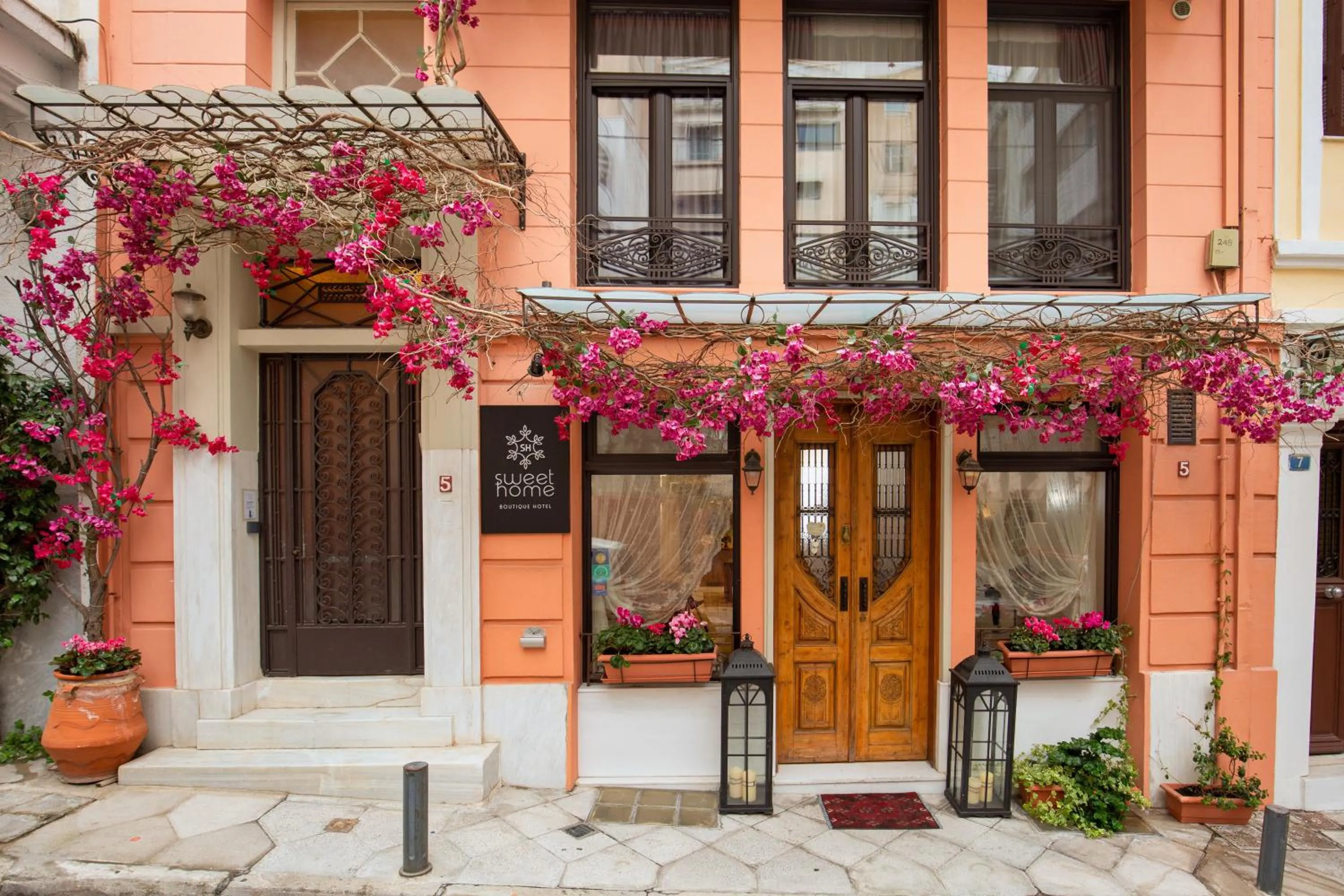 Property building in Sweet Home Hotel