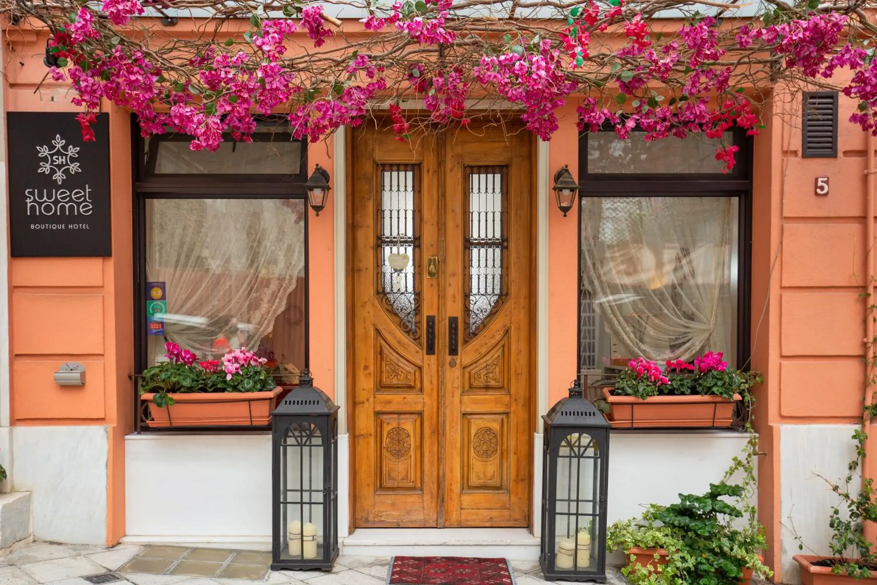 Property building in Sweet Home Hotel Property building in Sweet Home Hotel