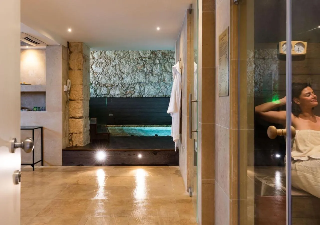 Hot Tub in Re Dionisio Luxury Suites