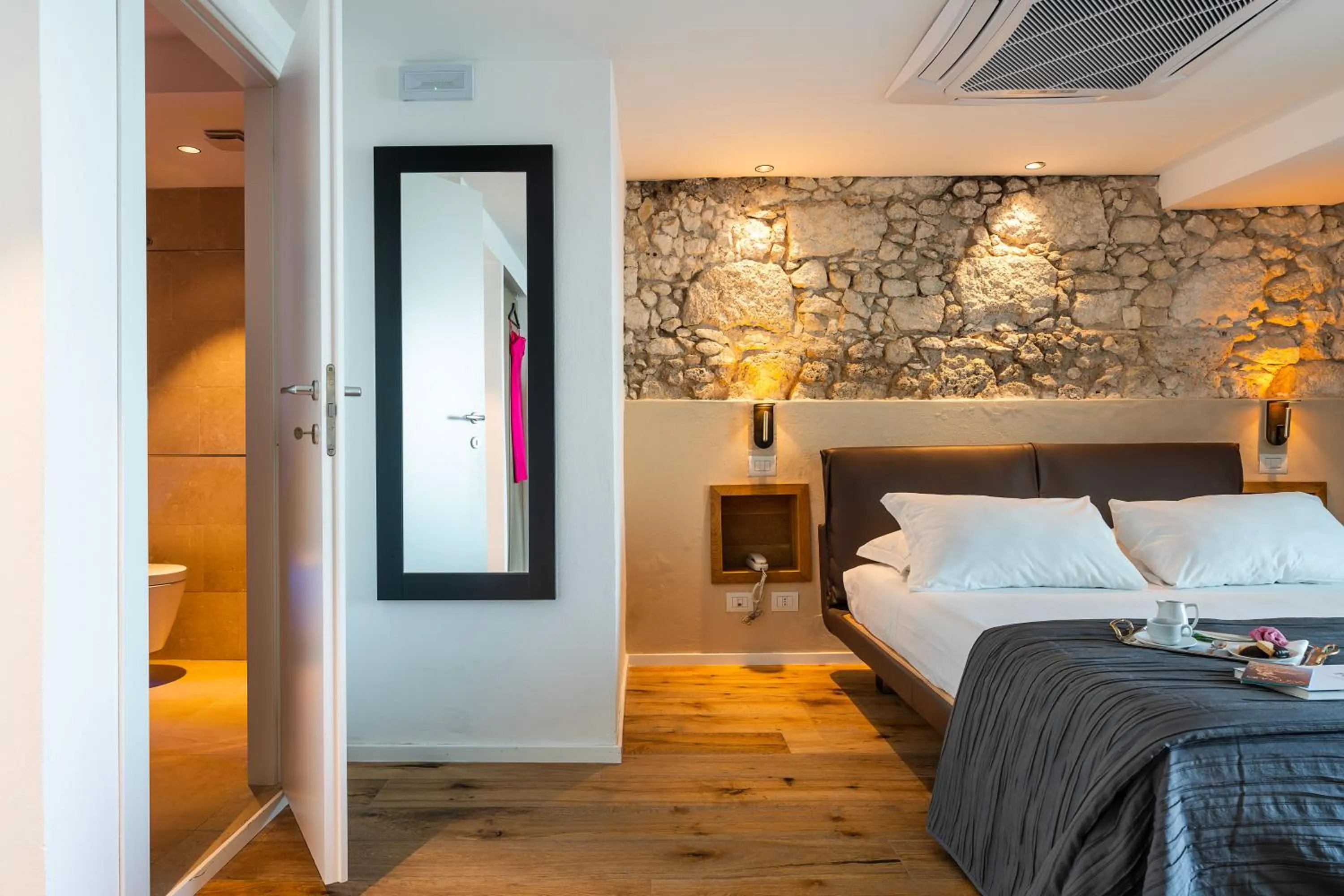 Bathroom, Bed in Re Dionisio Luxury Suites