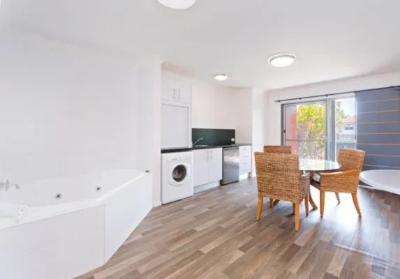 Kitchen or kitchenette in Adrift Apartments Yamba