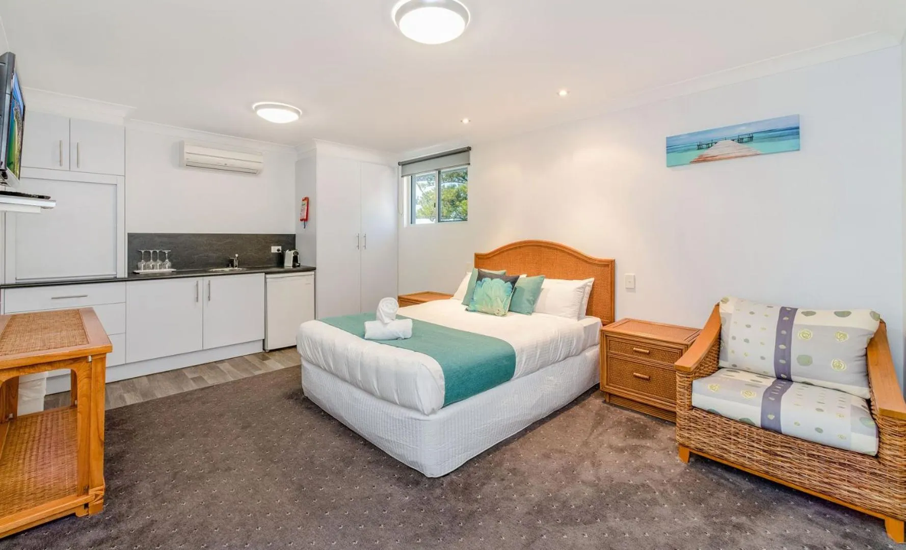 Photo of the whole room, Bed in Adrift Apartments Yamba