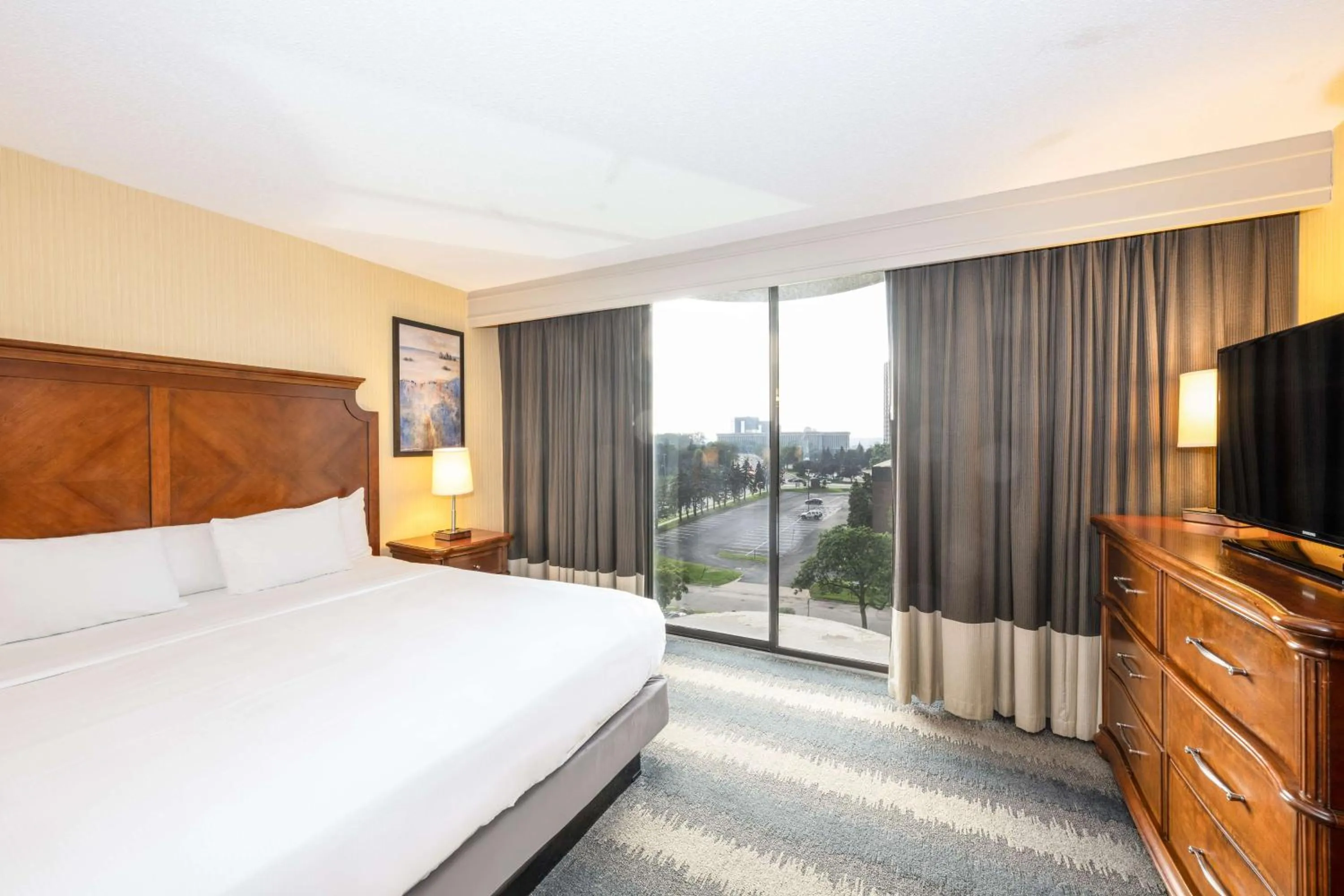 Bed in Embassy Suites by Hilton Bloomington/Minneapolis