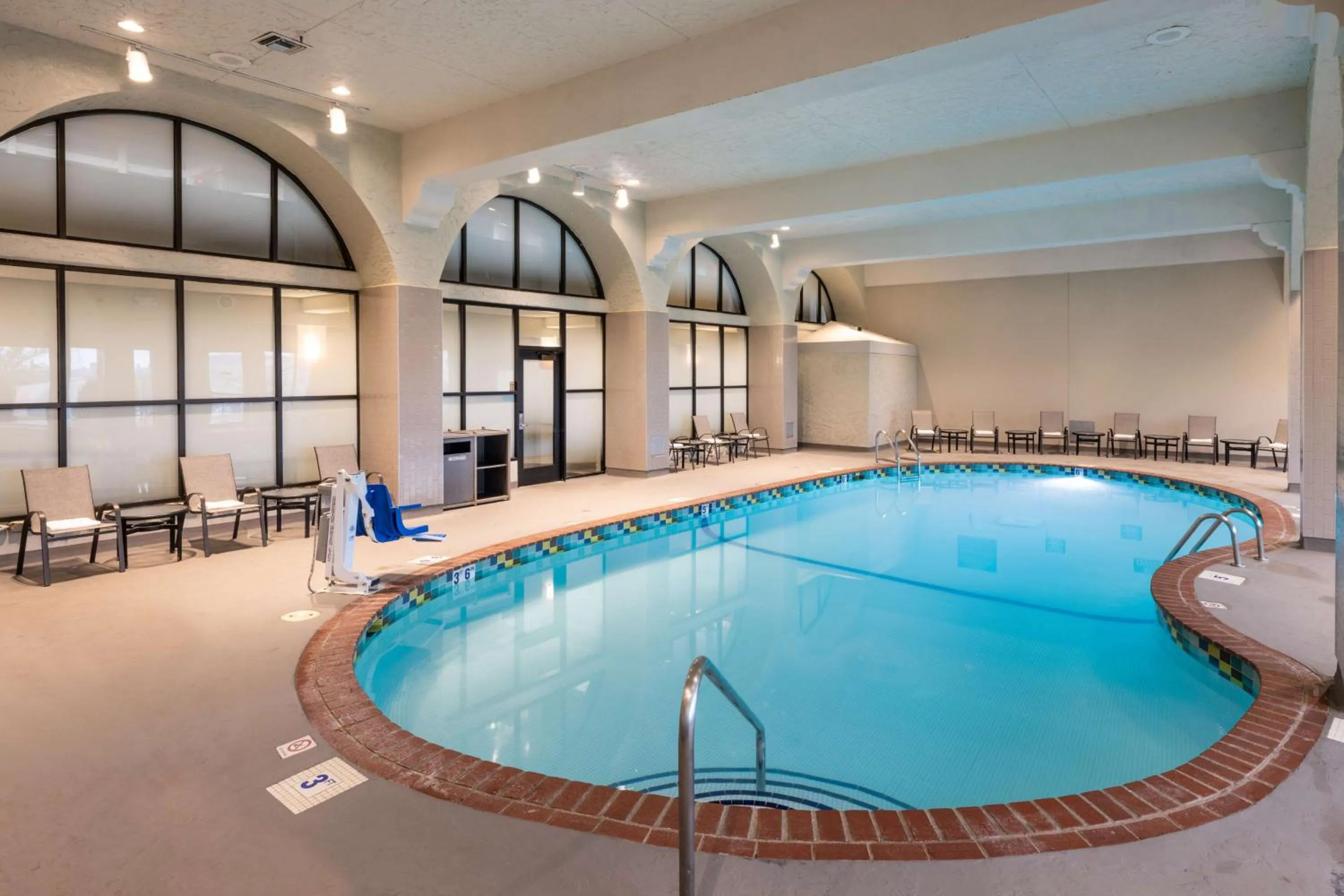 Pool view in Embassy Suites by Hilton Bloomington/Minneapolis