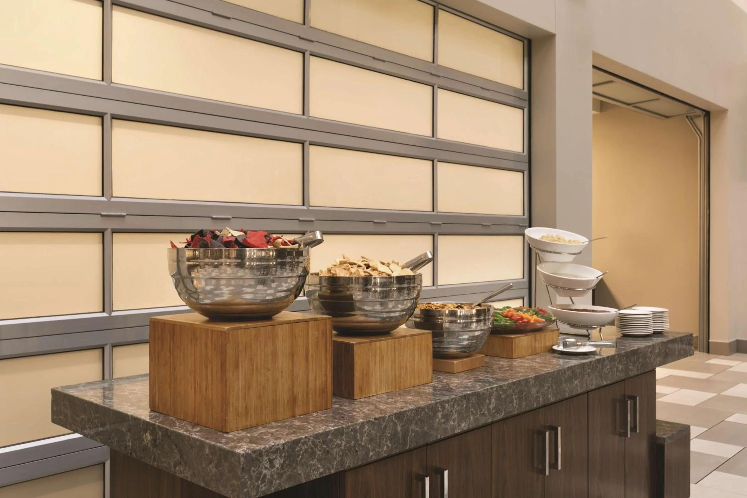 Dining area in Embassy Suites by Hilton Bloomington/Minneapolis
