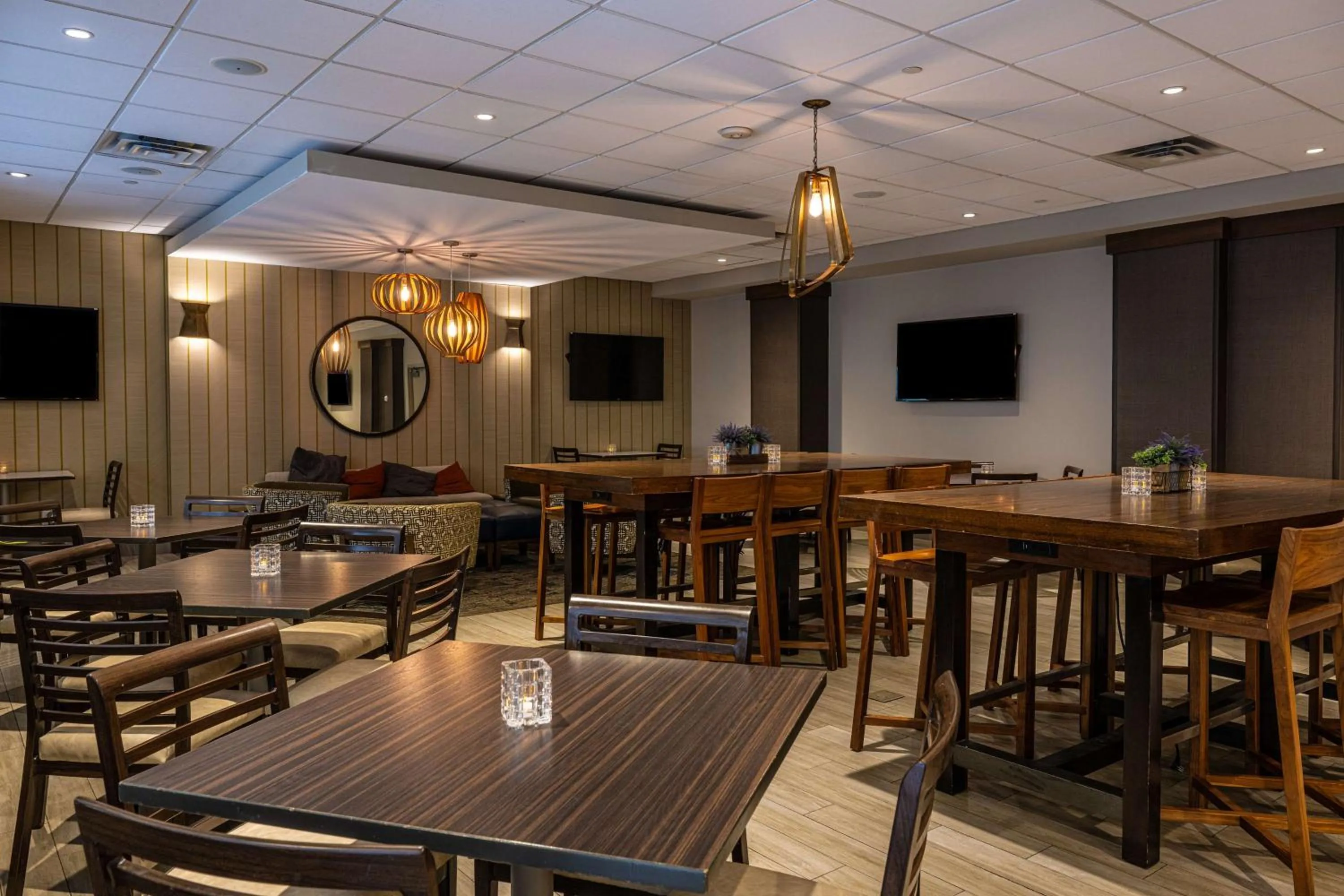 Restaurant/places to eat in Embassy Suites by Hilton Bloomington/Minneapolis