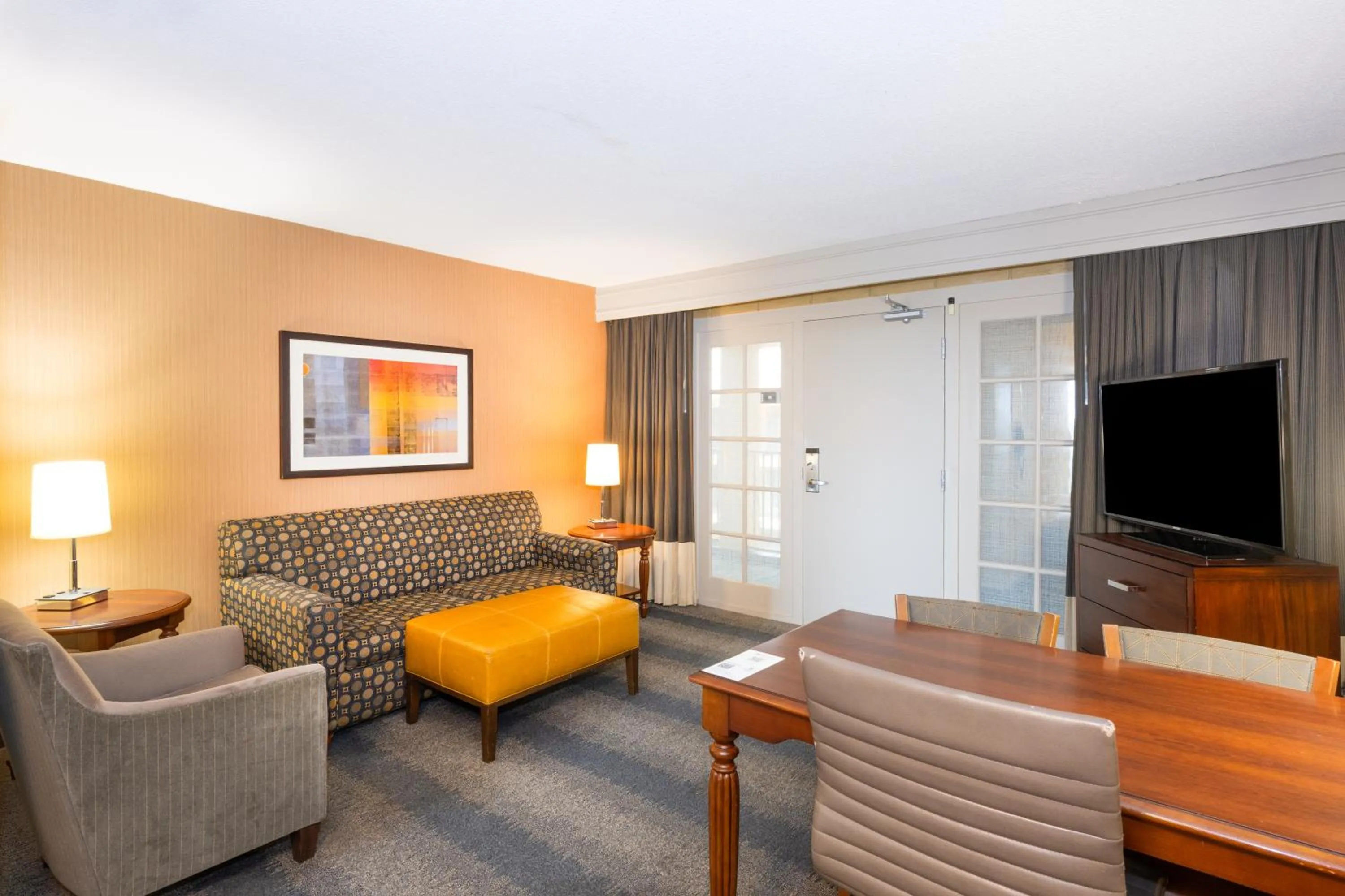 TV and multimedia in Embassy Suites by Hilton Bloomington/Minneapolis