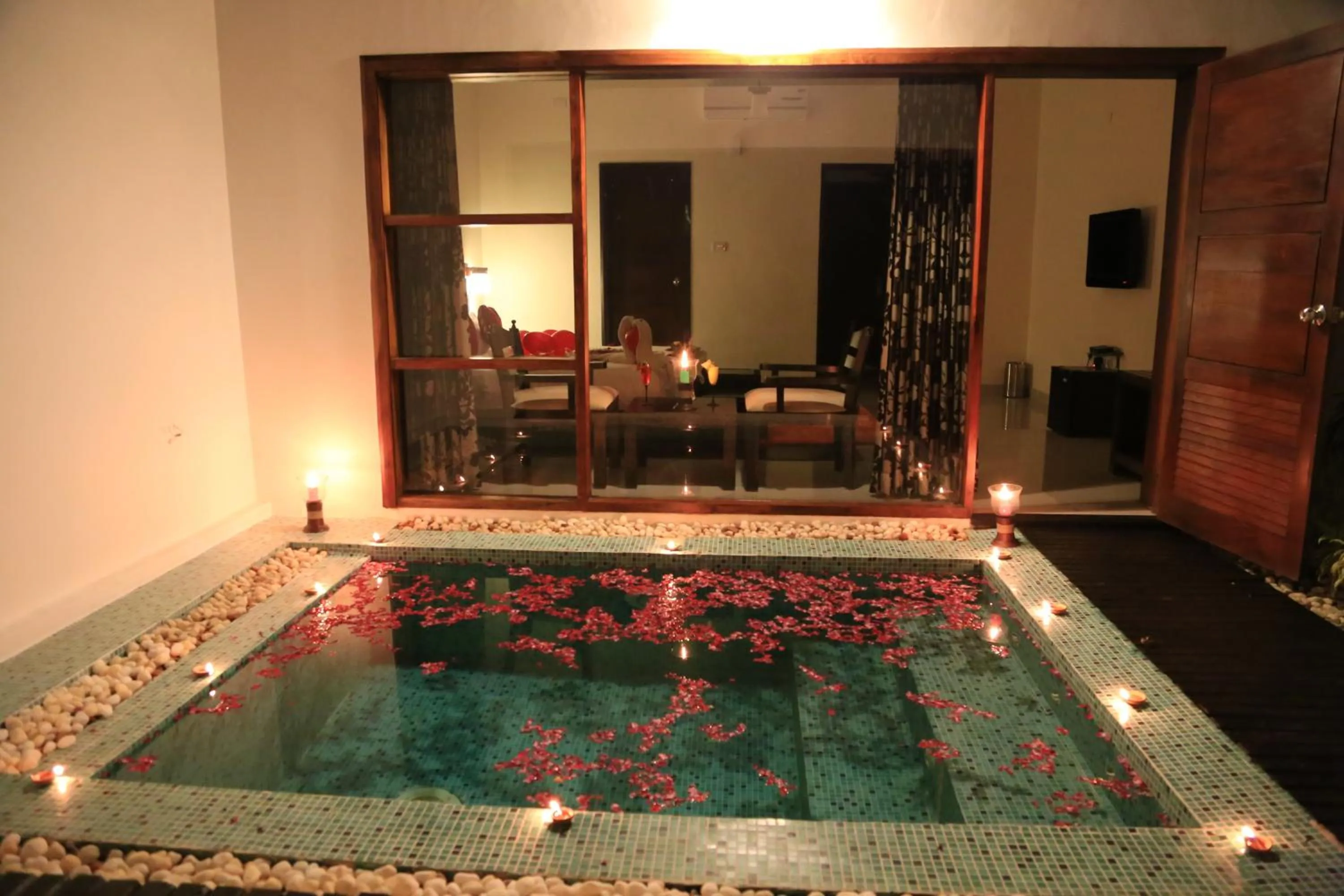 Swimming pool in Deshadan Backwater Resort - The best sunrise view