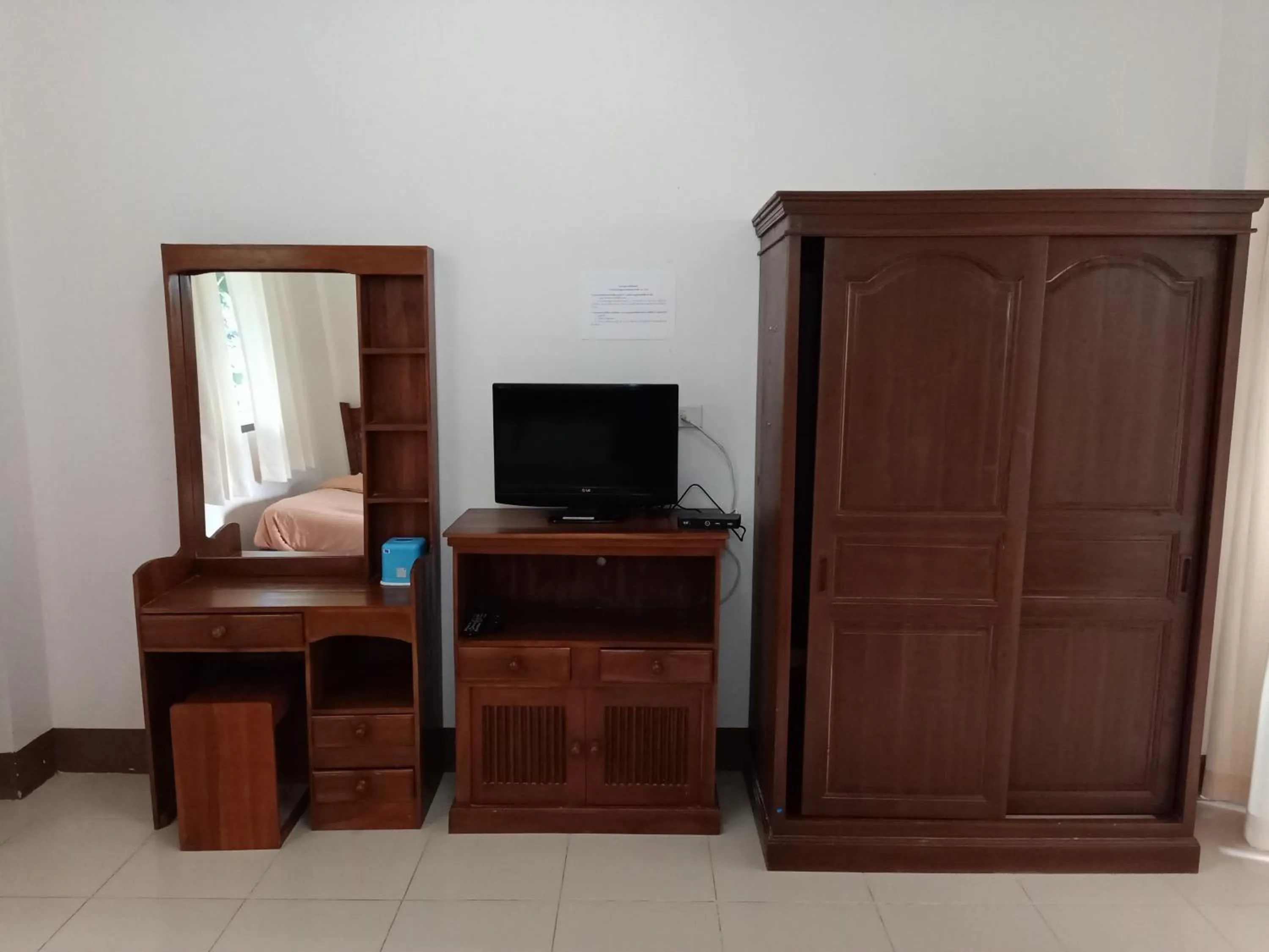 TV and multimedia in Phumchan Place Hotel