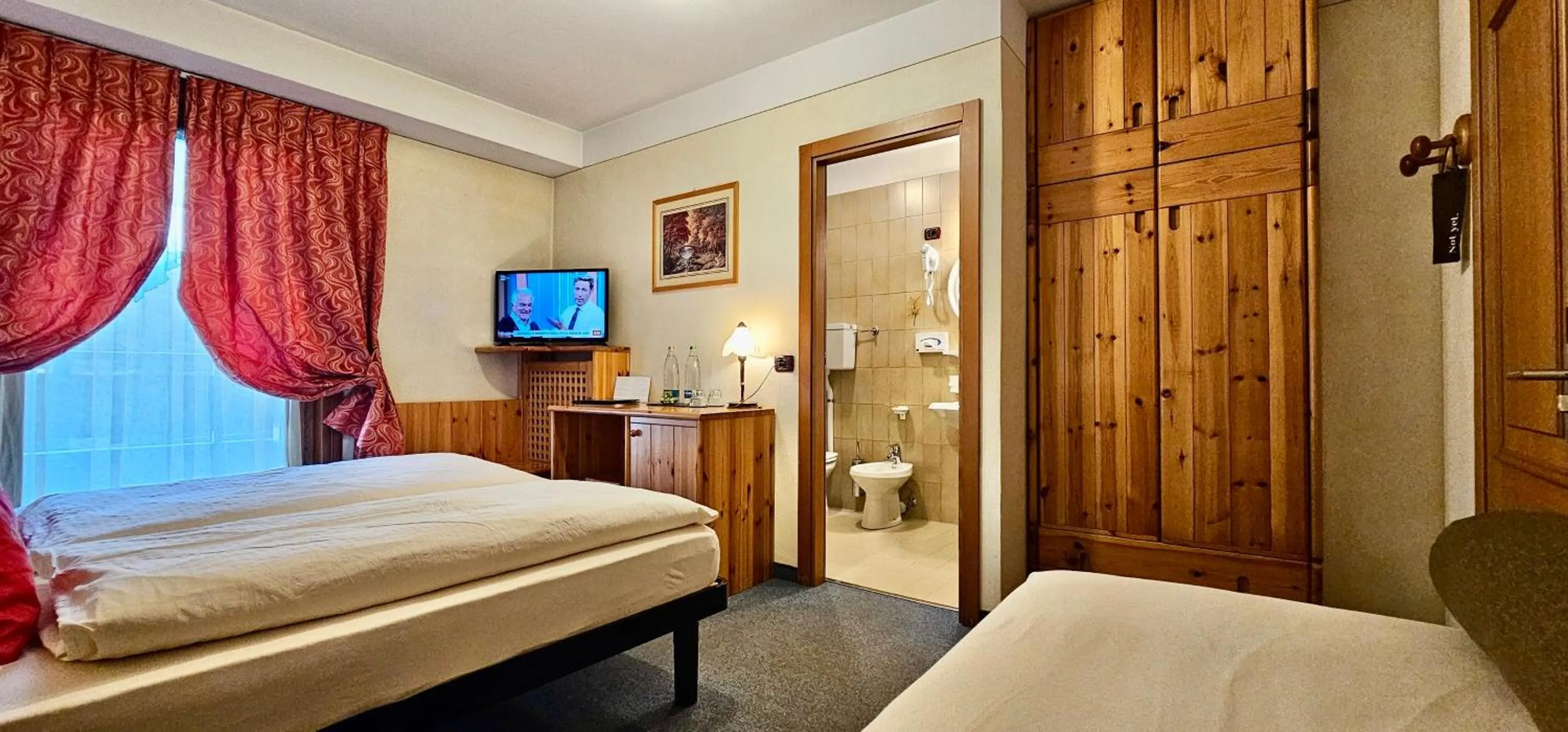 Bed in Albergo Alpenrose